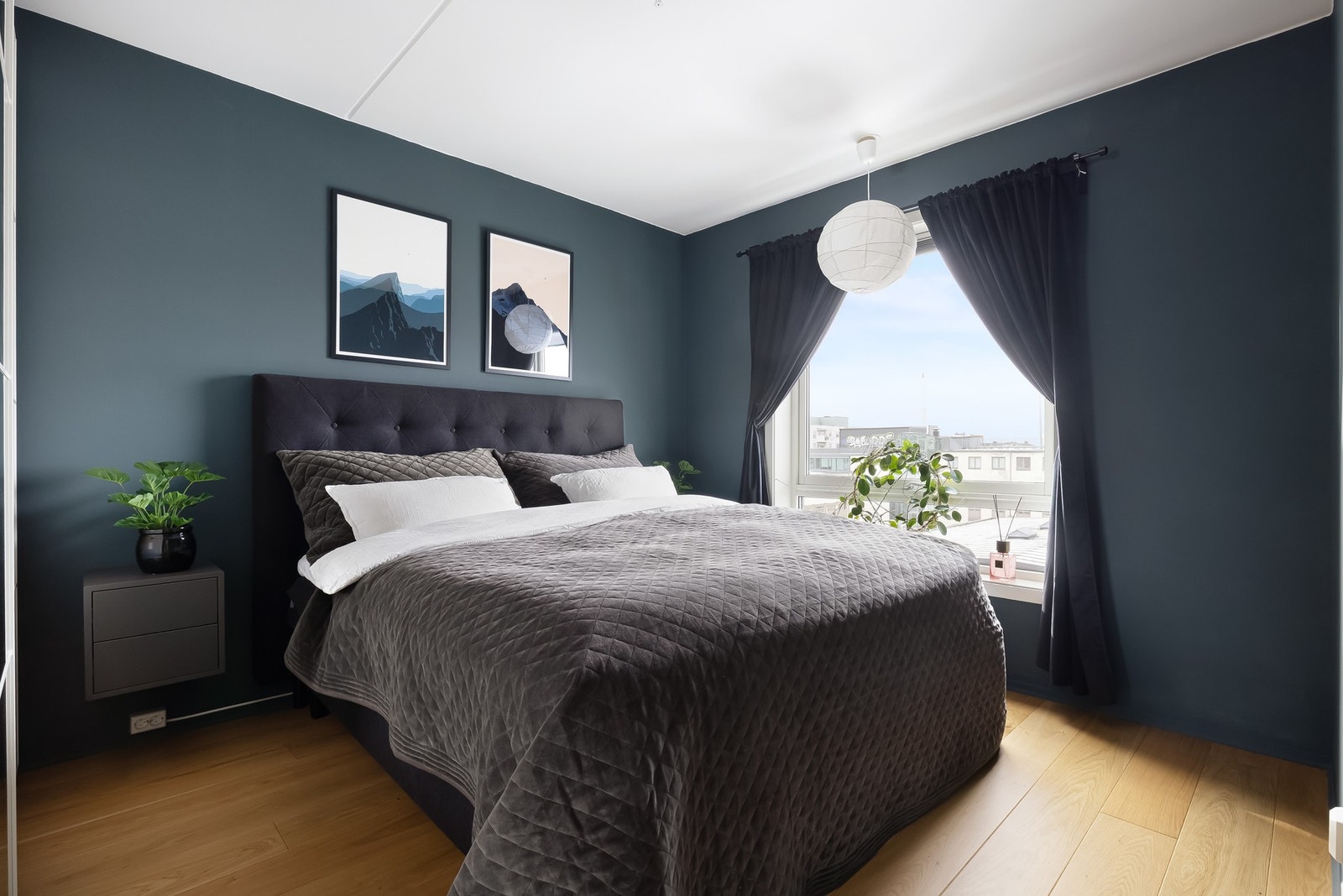 Stort og luftig soverom med god plass til dobbeltseng og nattbord på begge sider. Galleribilde