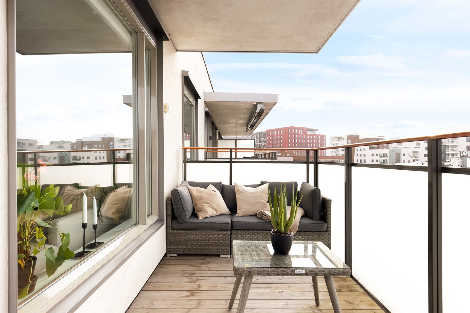 Fra stuen er det utgang til en syd/sydvestvendt balkong med sol gjennom hele dagen på solfylte sommerdager. Galleribilde