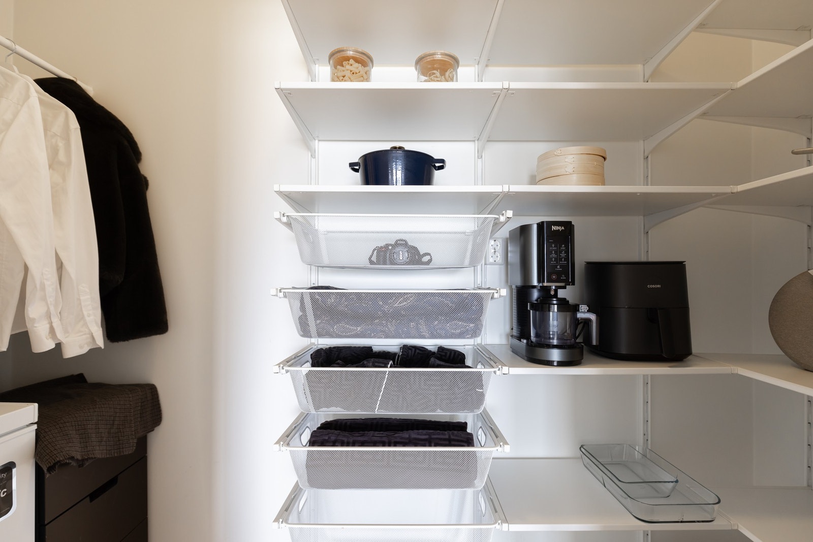 Rommet er praktisk innredet med hyllesystem og godt med oppbevaringsplass. Galleribilde