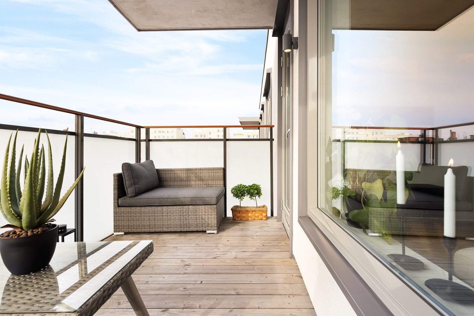 Her er det lune tregulv, utelampe og balkongen er overbygd slik at den enklere kan brukes også ved nedbør. Galleribilde