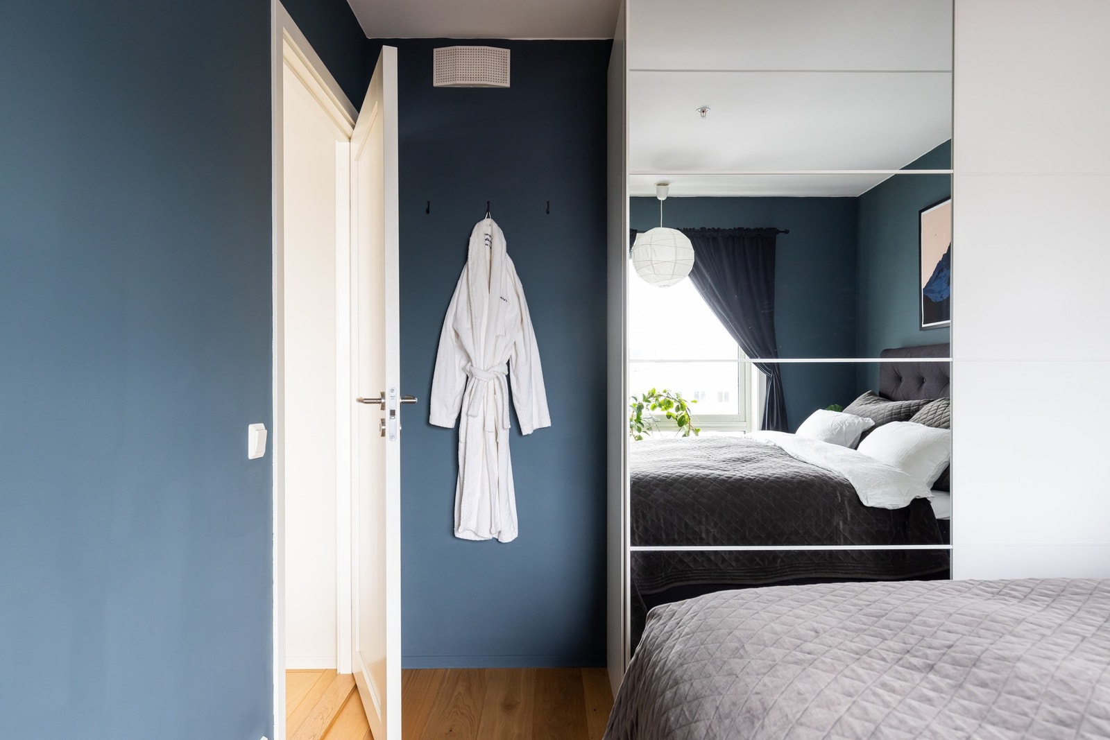 På soverommet er det skyvedørsgarderobe med speilfront. Galleribilde