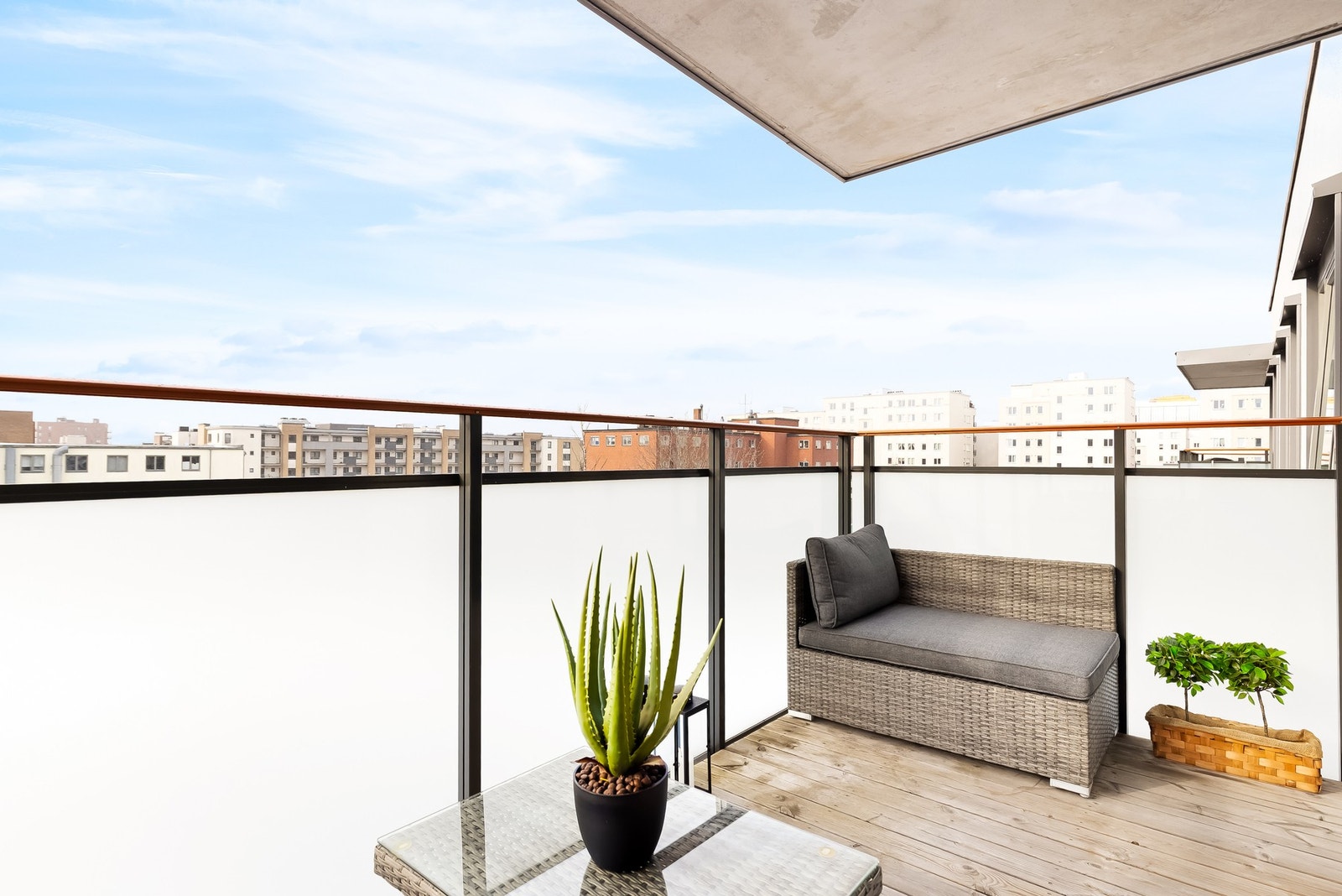 Balkongen har fin plass til ønsket utemøblement og grill. Galleribilde