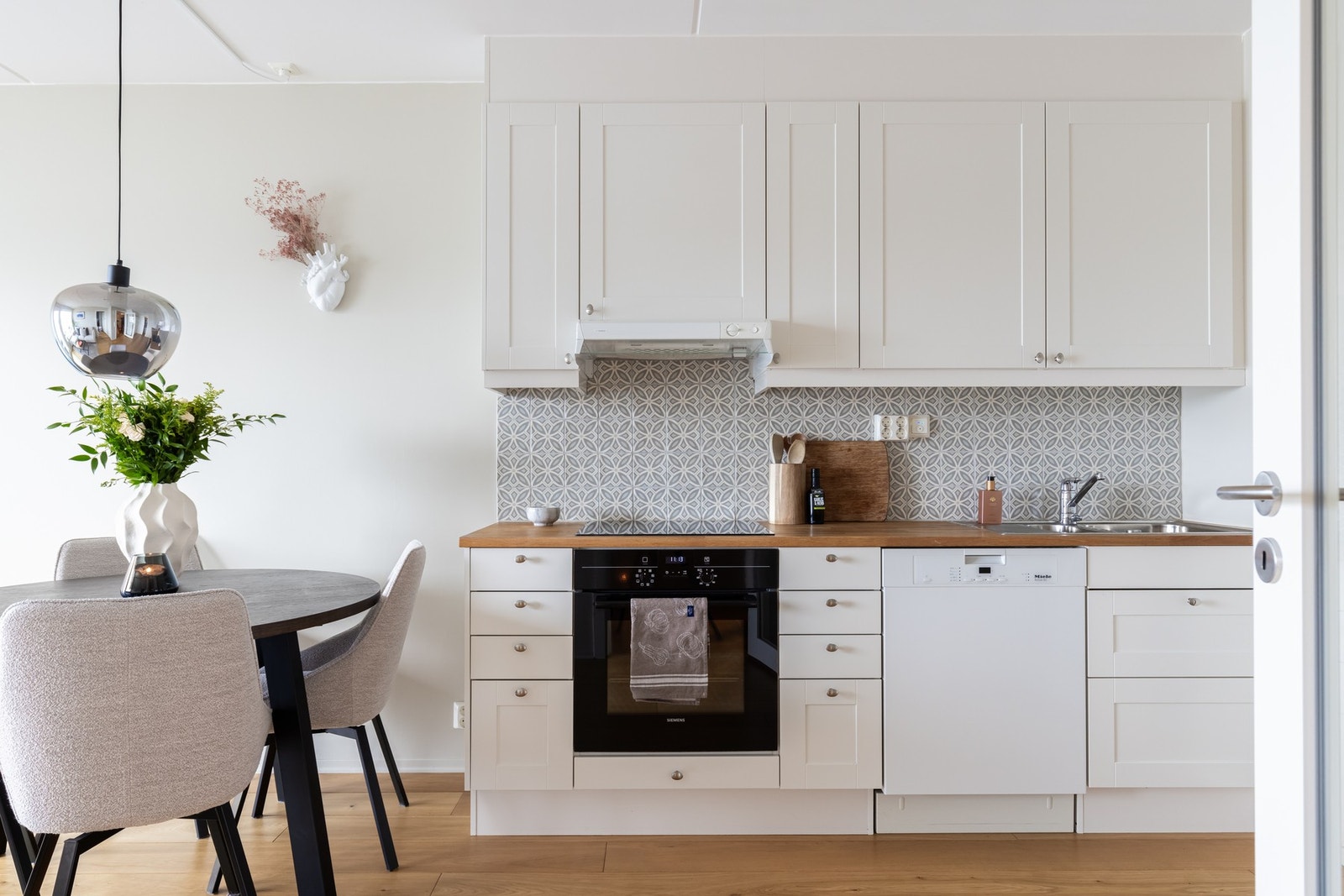 Kjøkkeninnredningen har profilerte fronter og laminat benkeplate. Galleribilde