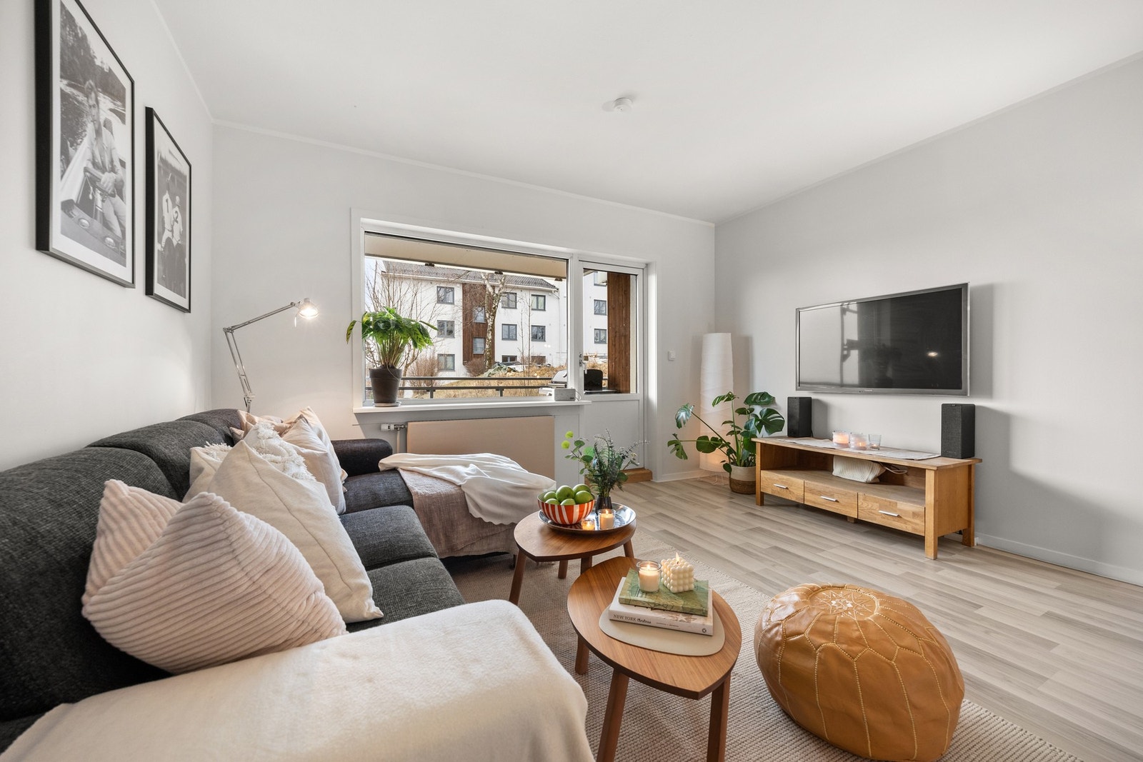 Her er det plass til både sofa- og spisegruppe Galleribilde