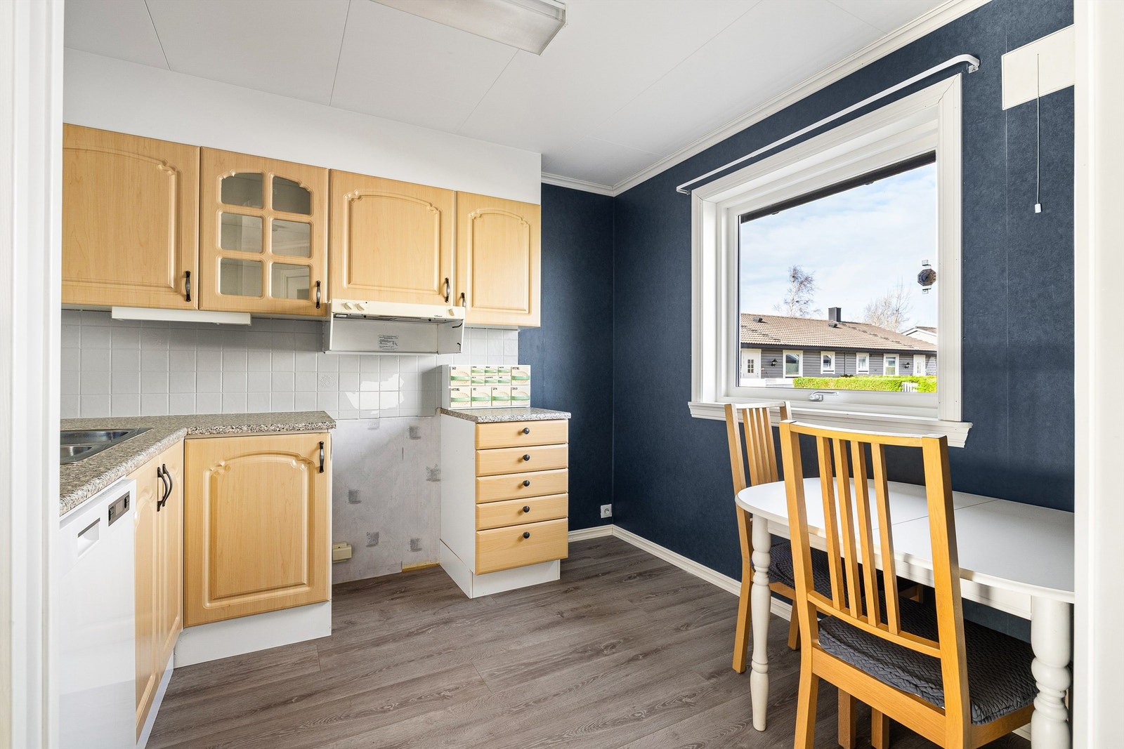 Areal avsatt til frokostbord er det fullt mulig å omdisponere til fordel for en mer omfangsrik kjøkkeninnredning. Galleribilde