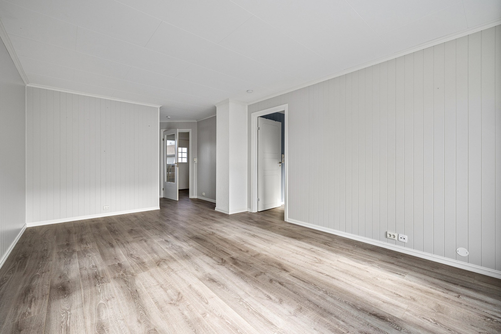 Nesten 20 kvm. gulvflate gir mulighet for både sofagruppe og spisebord i stuen. Galleribilde