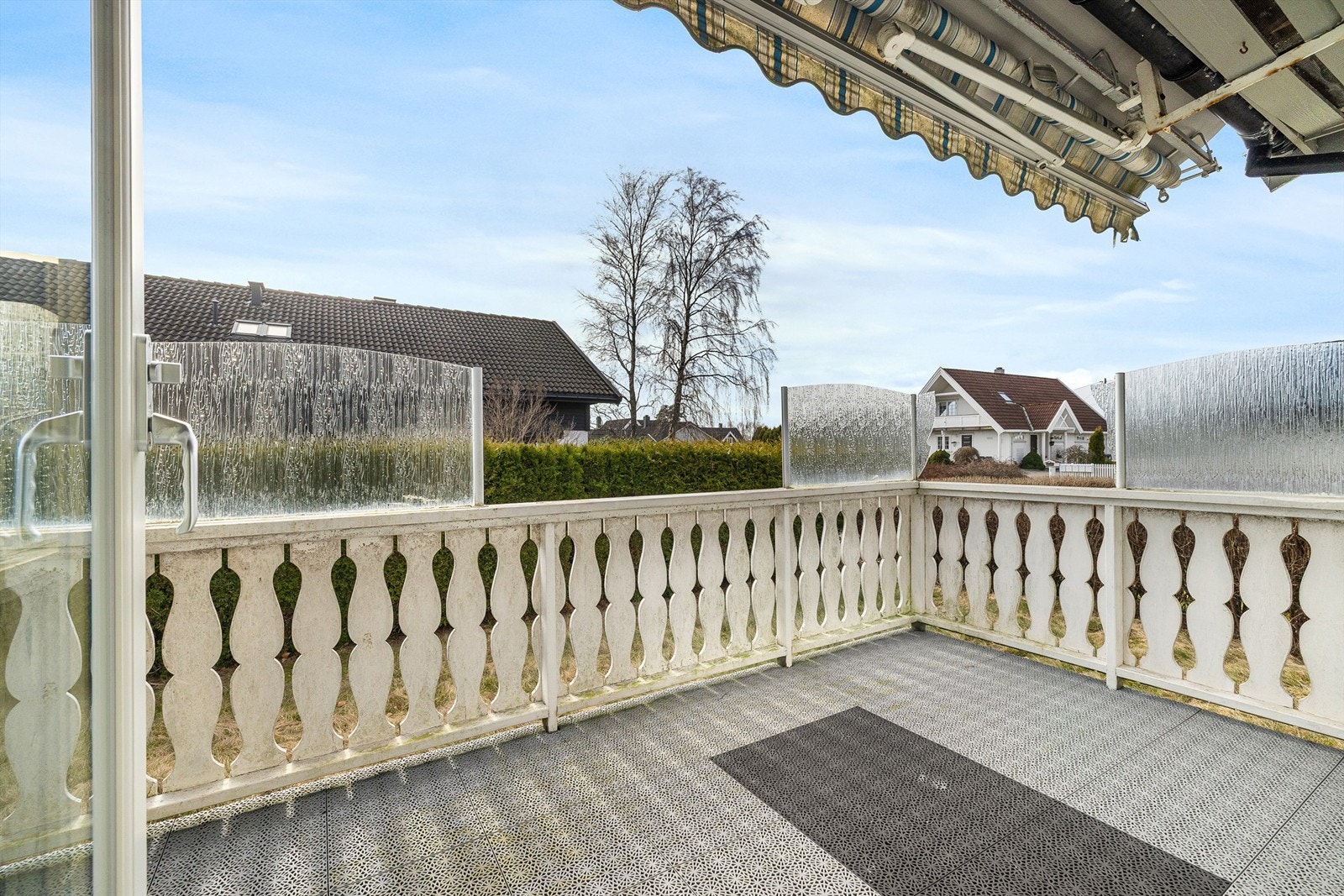 Terrasse henvendt i syd-vestlig retning sikrer tilgang til solen det meste av dagen. Galleribilde