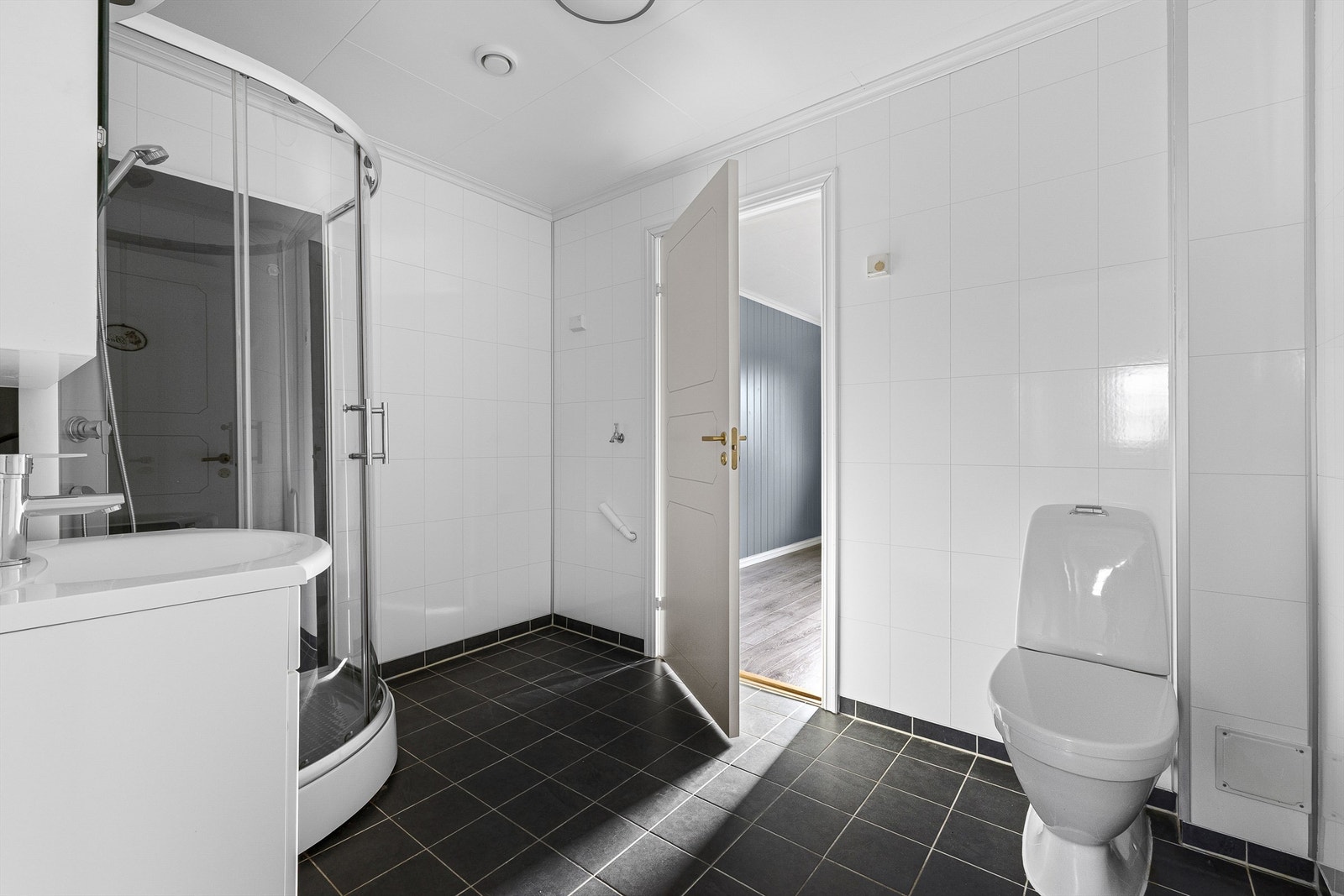 Badet er modernisert i nyere tid. Gulvet har varme og flislagt overflate, flis-mønstrede våtromsplater er montert på veggene. Galleribilde