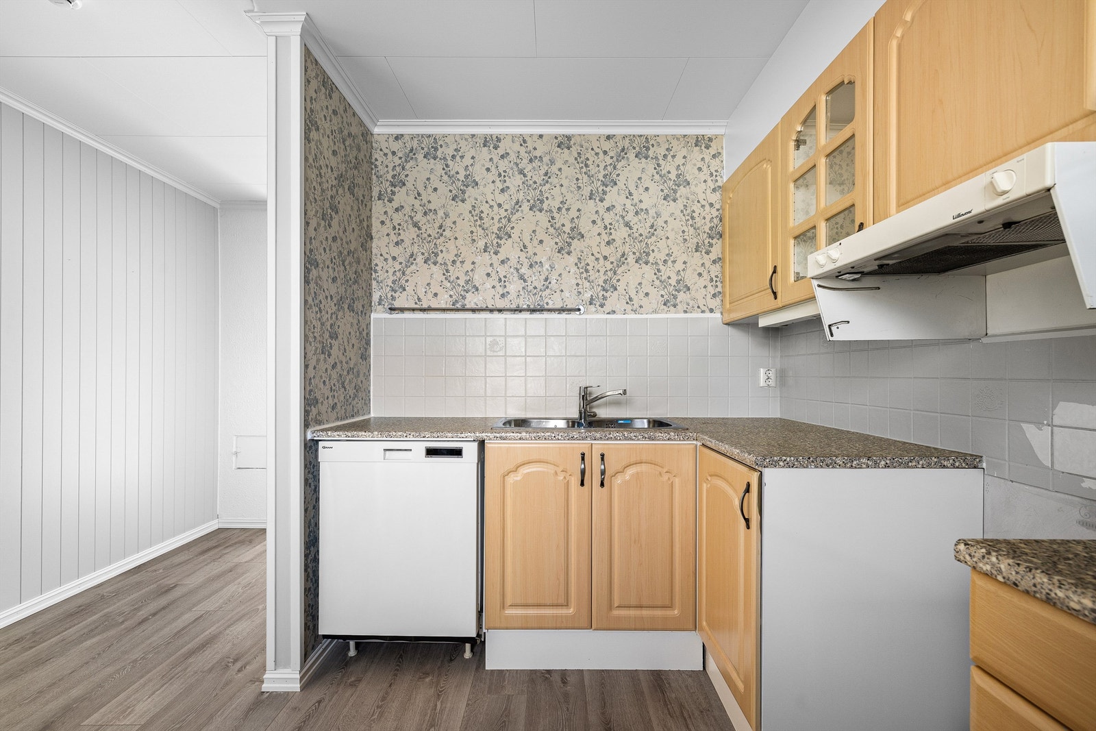 Av hvitevarer medfølger tilkoblet oppvaskmaskin. Galleribilde