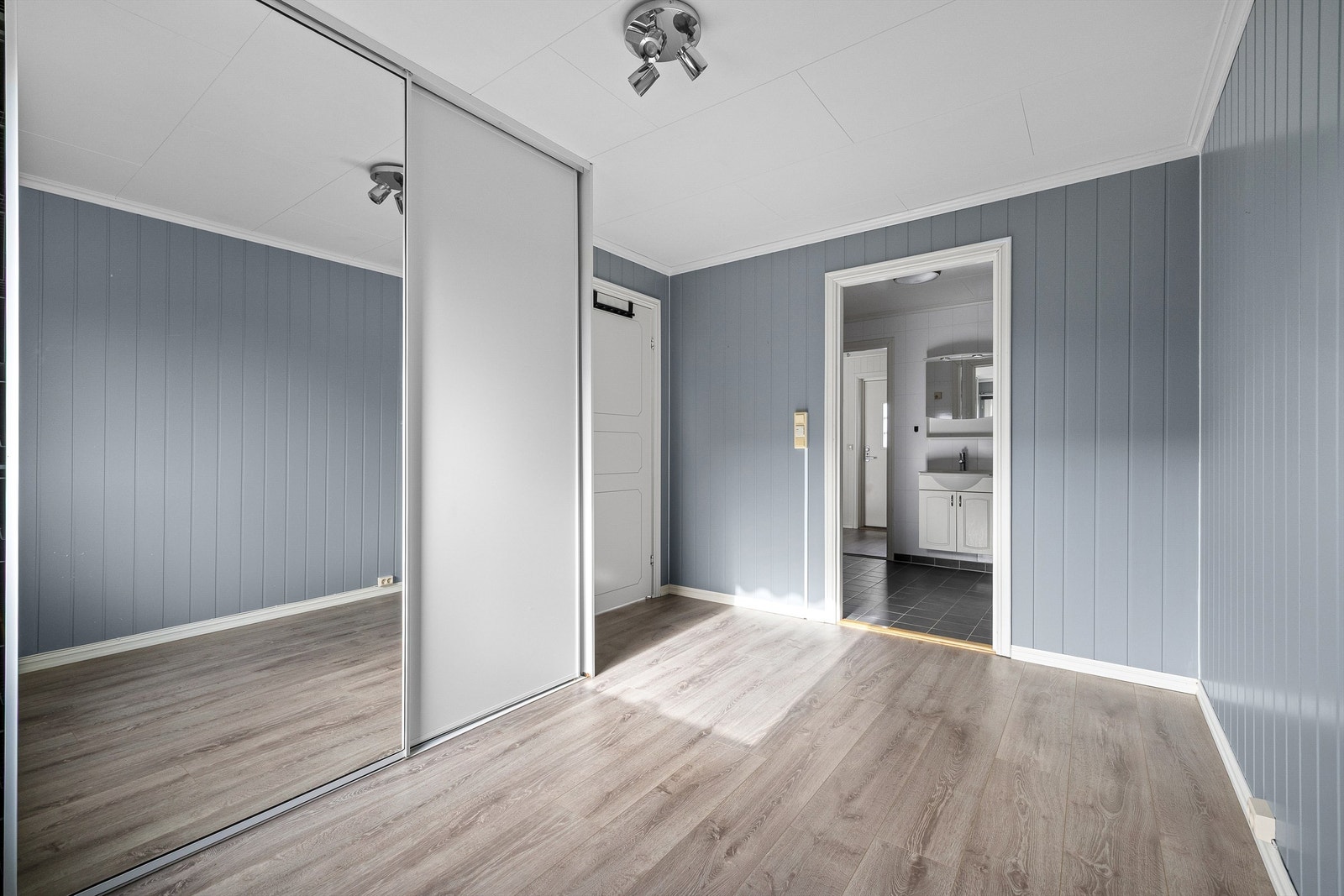 Soverommet har egen forbindelse til badet, en løsning som er både praktisk og bekvemmelig i det daglige. Galleribilde