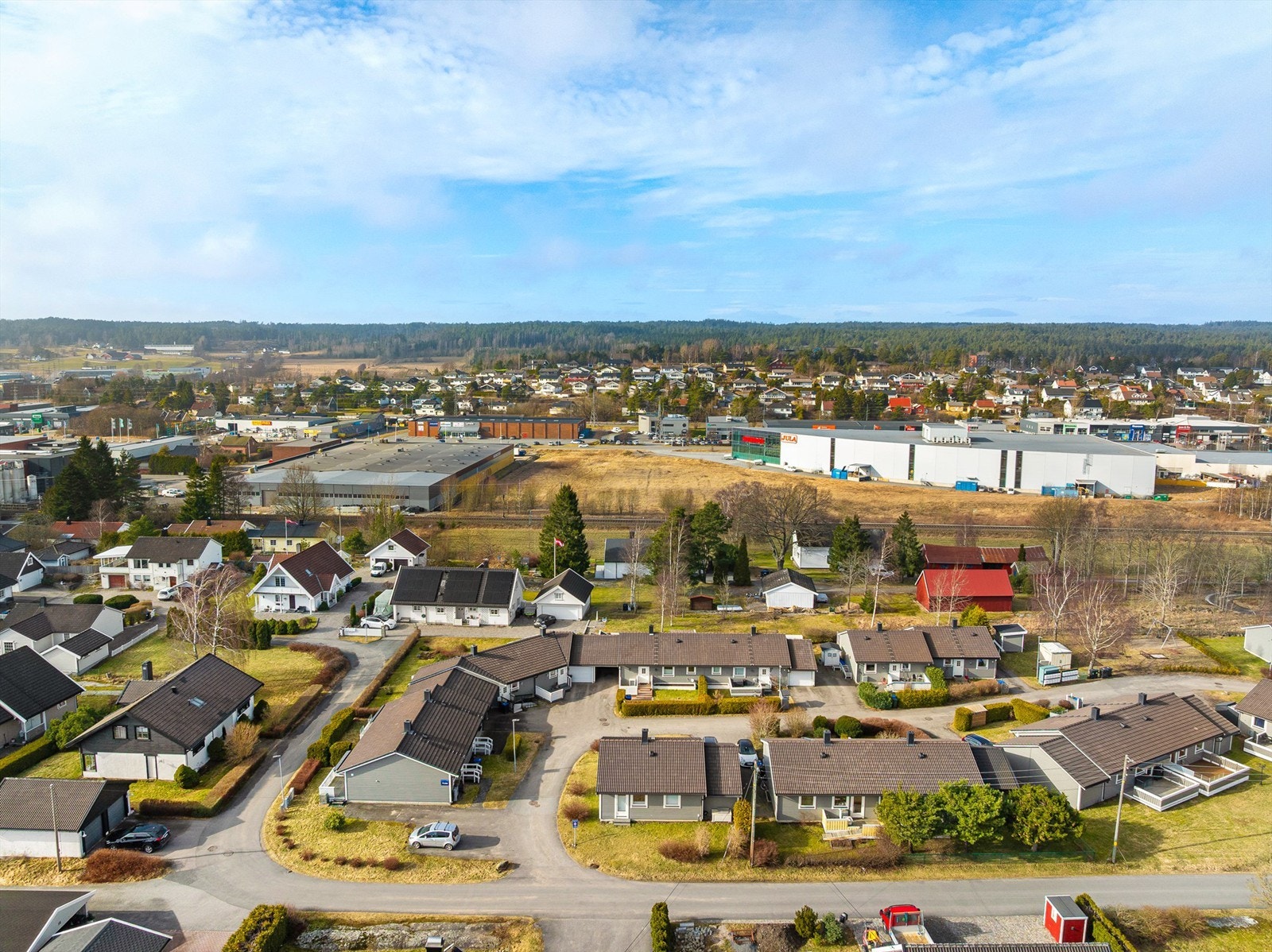 Hauge er omgitt av åkerlandskap og oppleves nærmest landlig, men er likevel sentralt - midt mellom byene i Fredrikstad og Sarpsborg. Galleribilde