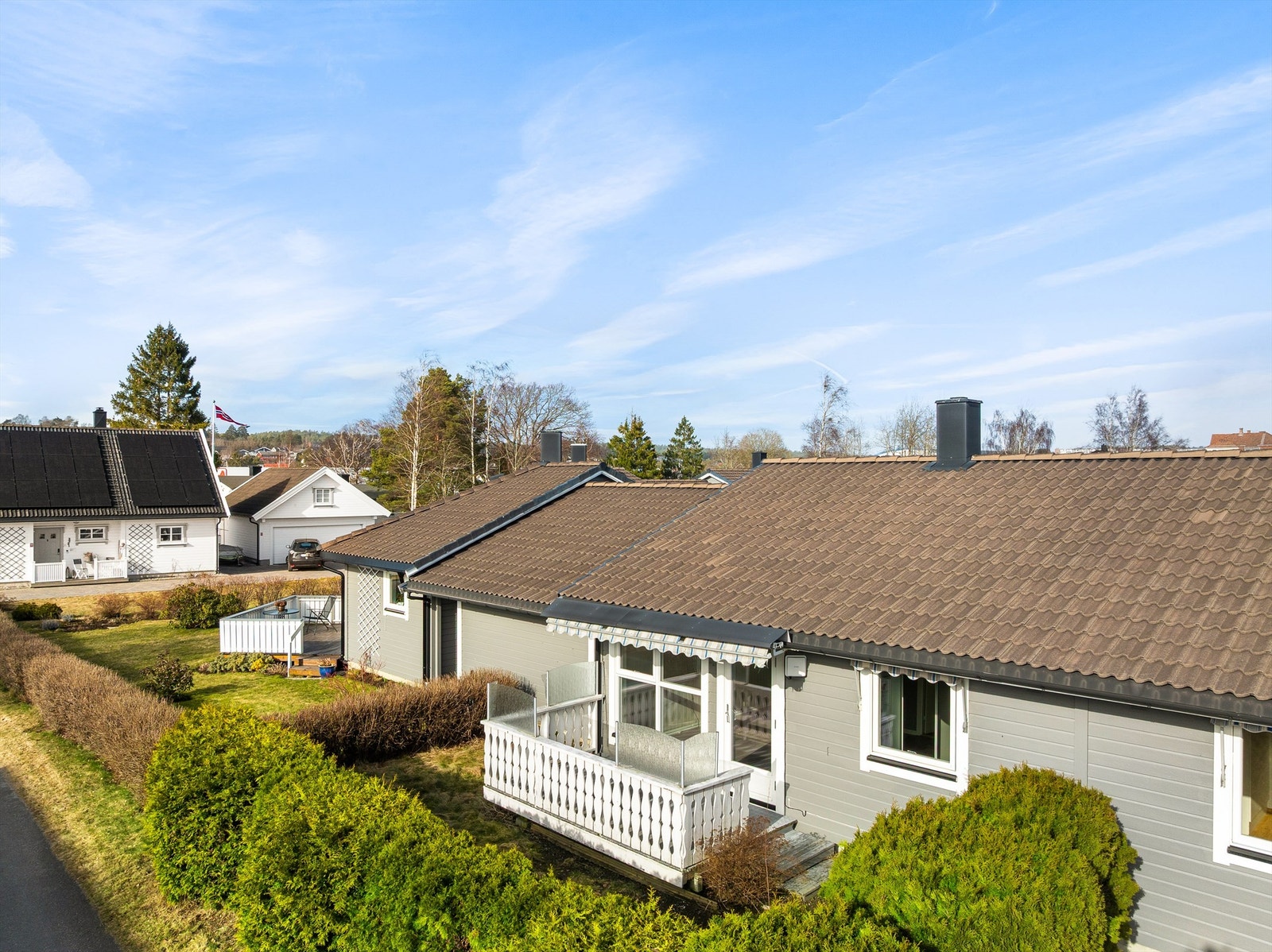 Andelsboligen ble oppført i 1990 med alt på én flate og har i tillegg tilknyttet carport samt hageflekk på begge sider. Galleribilde