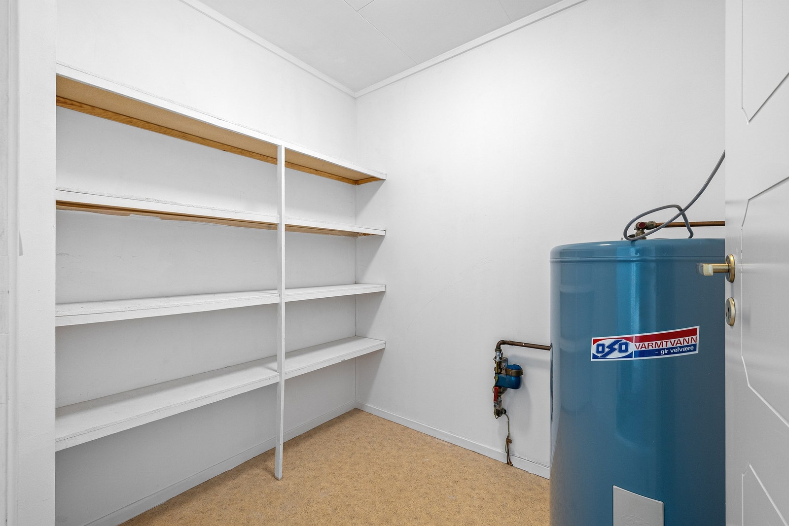 Varmtvannsbereder på 198 liter fra 1990 er installert i bod ved entreen. Galleribilde