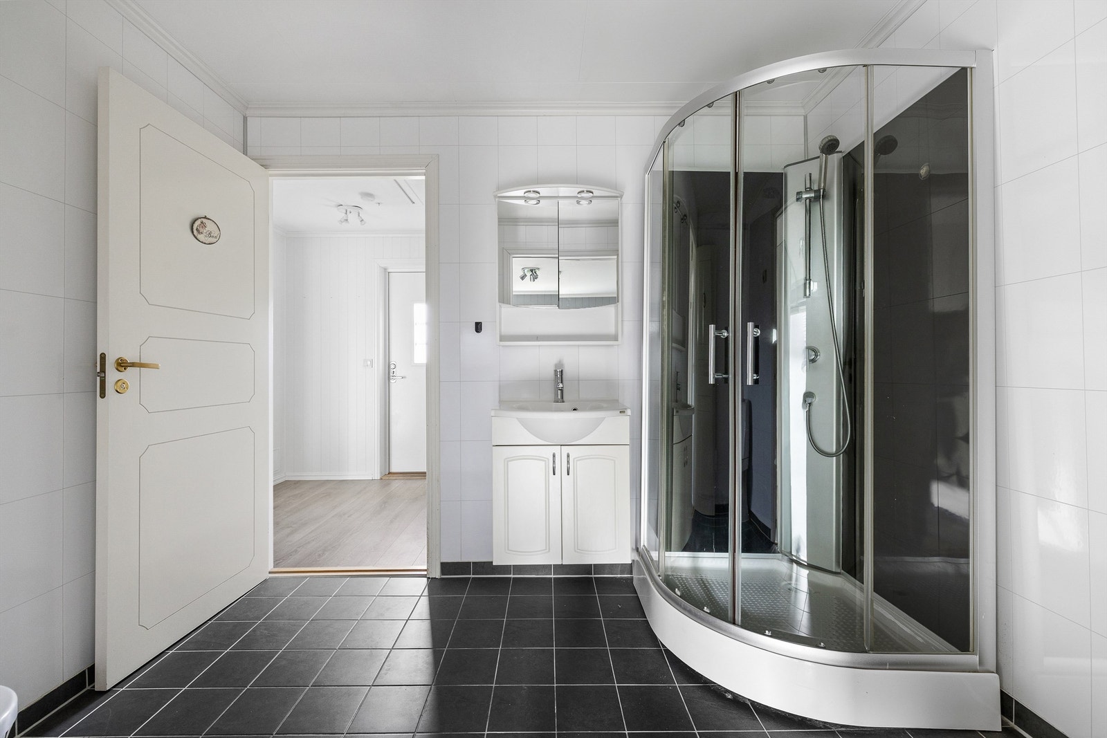 Badet benyttes med dusjkabinett som begrenser vannpåkjenning på gulvet og veggene. Galleribilde