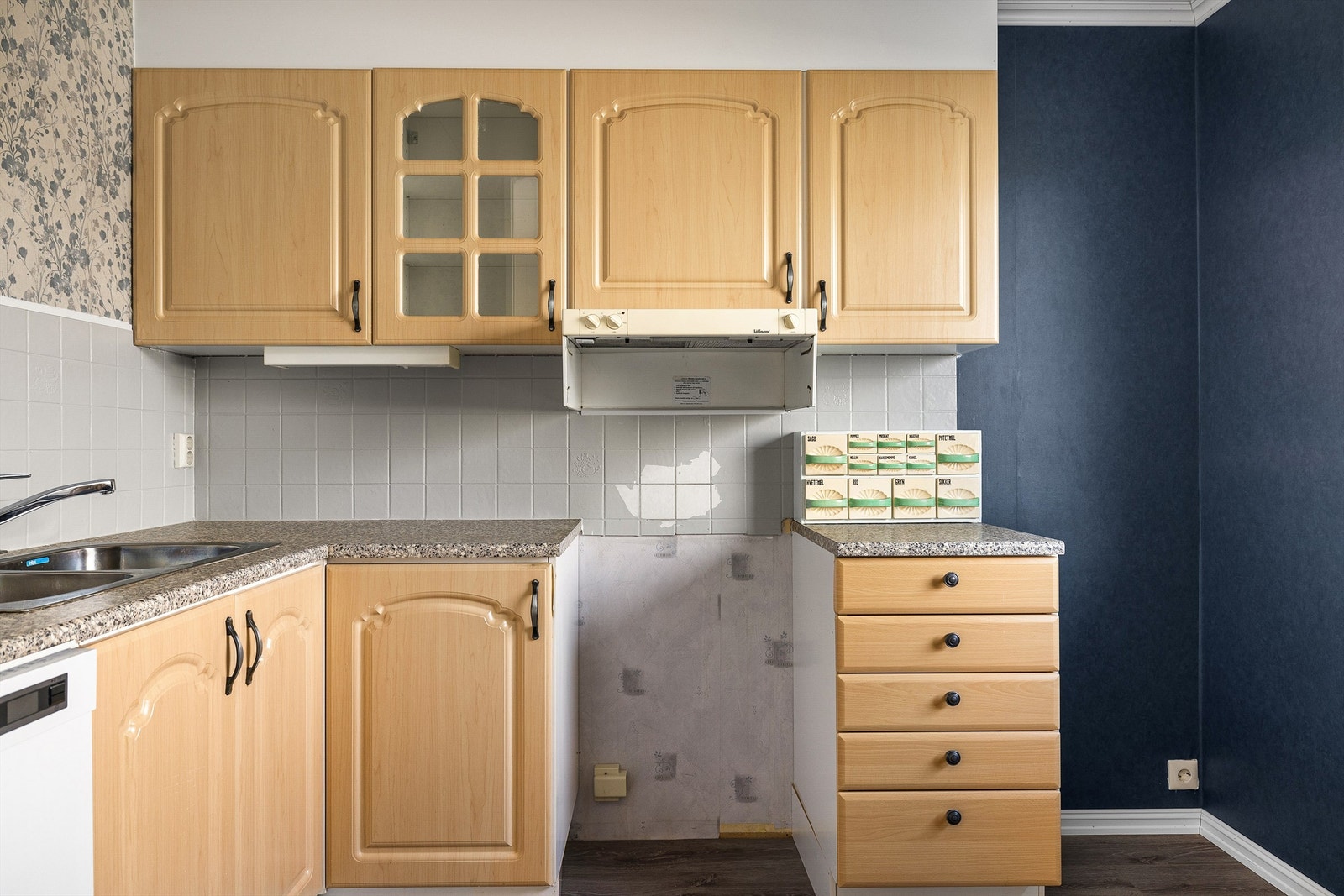 Kjøkkeninnredningen er fra boligens byggeår og velholdt når alder tas med i betraktning. Galleribilde