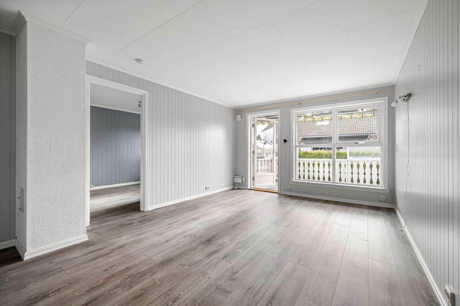 Én-stavs laminat er lagt gjennomgående mellom alle rom utenom badet - helt terskelfritt. Galleribilde