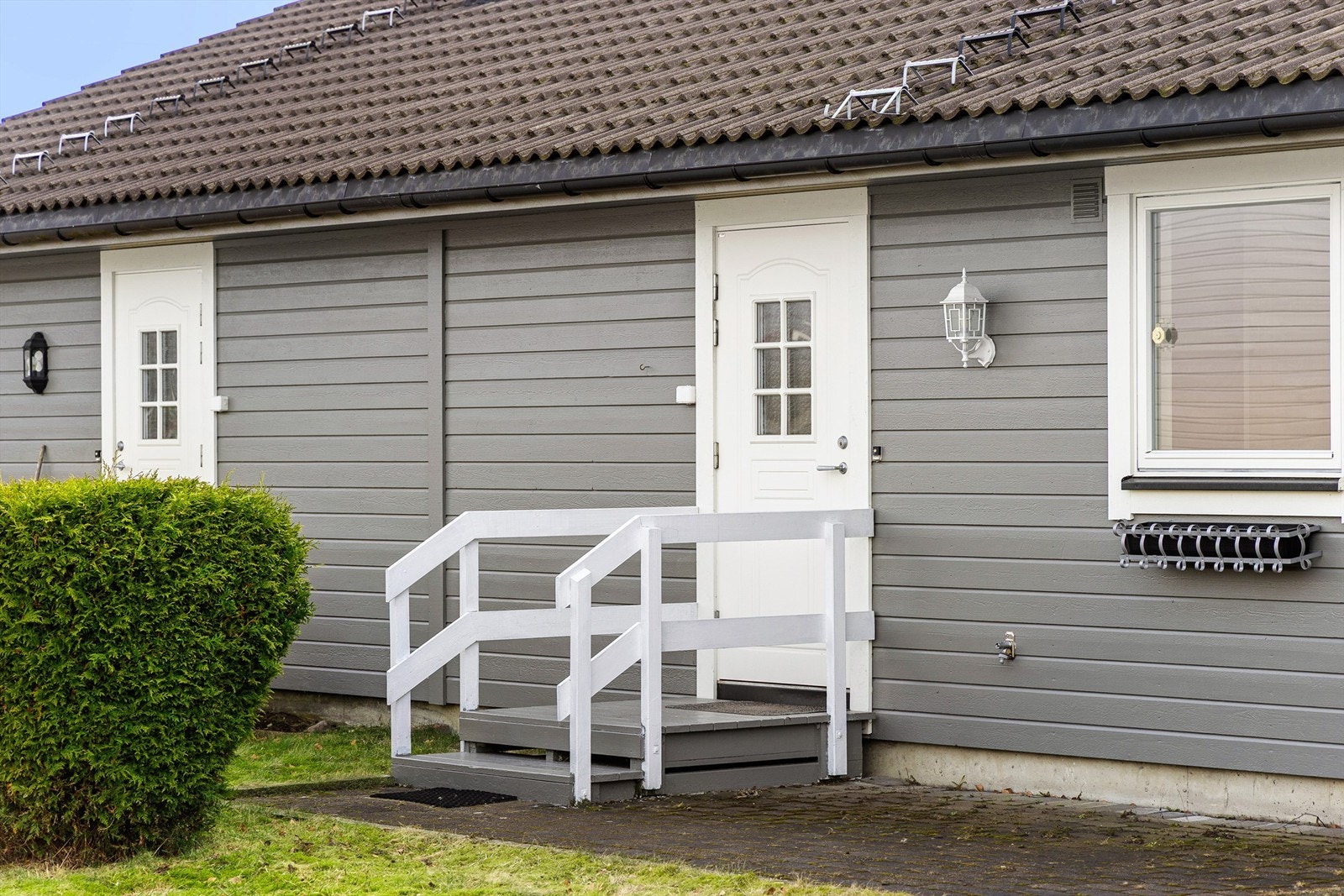 I tillegg til terrassen på motsatt side finnes også en mindre uteplass foran inngangspartiet. Her er det blant annet tidlig morgensol sommerstid. Galleribilde