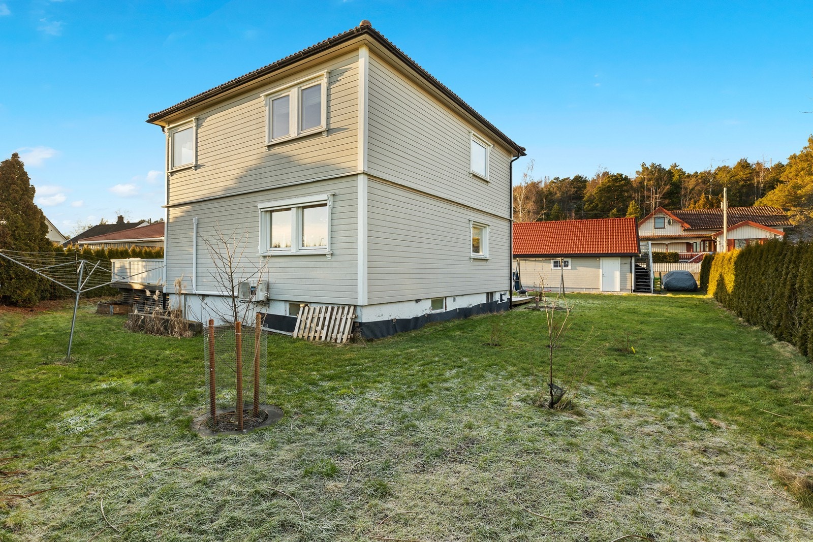 Stor hage med gressplen med flotte utnyttelsesmuligheter. Galleribilde