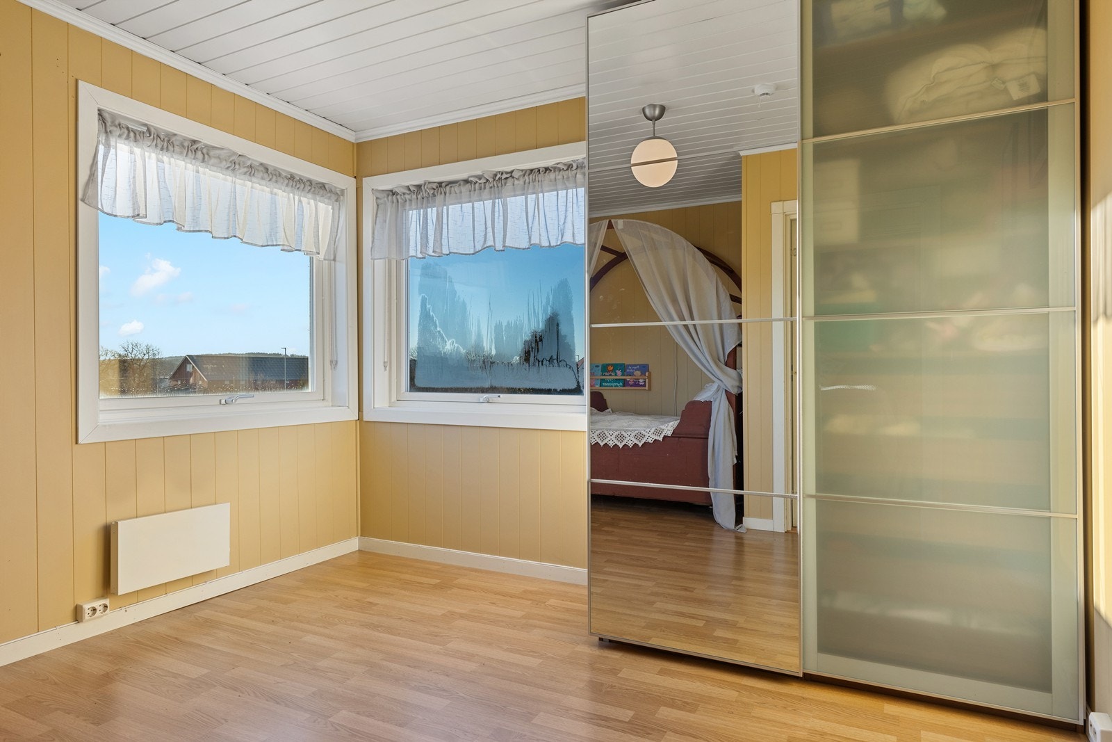 Soverom 1 - God plass til ønskelige møbler, seng og garderobeløsning. Galleribilde