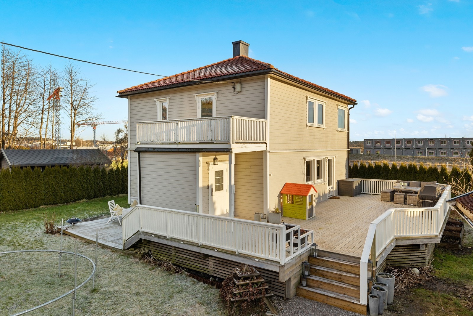 Området ligger sentralt til med bl.a. Sykehuset Østfold Kalnes, samt Quality Hotel med badeland, treningssenter og Lekeland. Inspiria Science Center ligger også på Grålum, som er i sykkelavstand fra Yven. Galleribilde