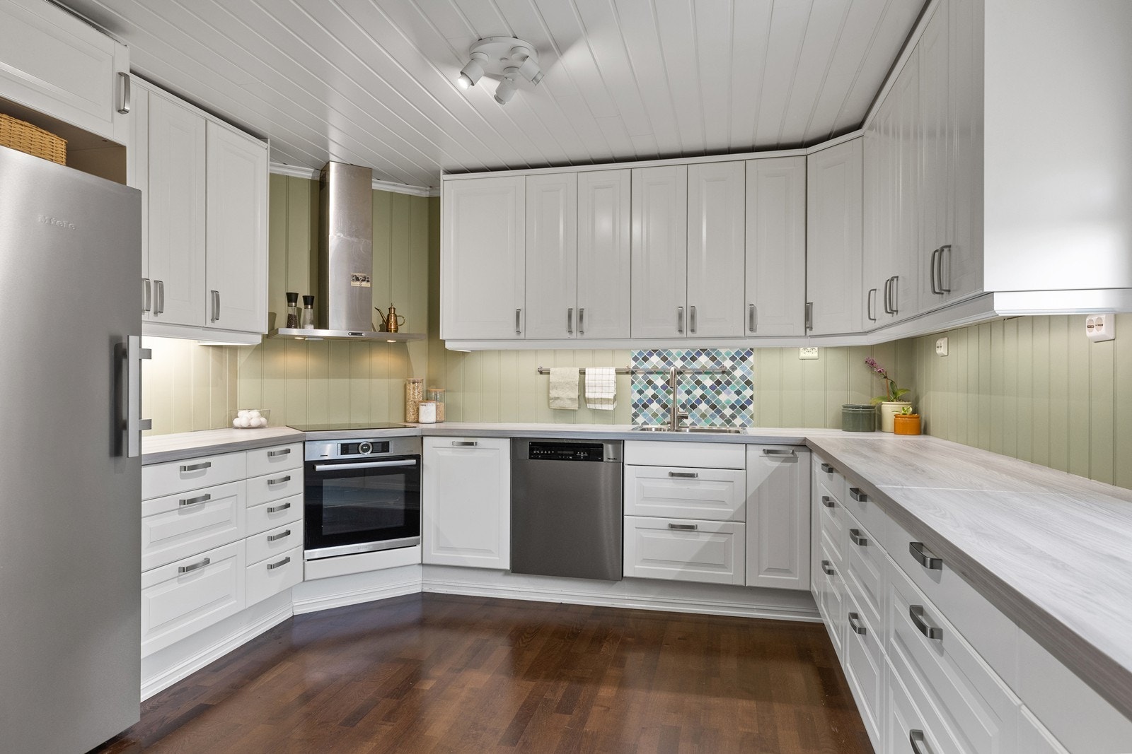 Kjøkkenet er utstyrt med integrert stekeovn og platetopp, samt en kjøkkenventilator over kokeplassen. Galleribilde