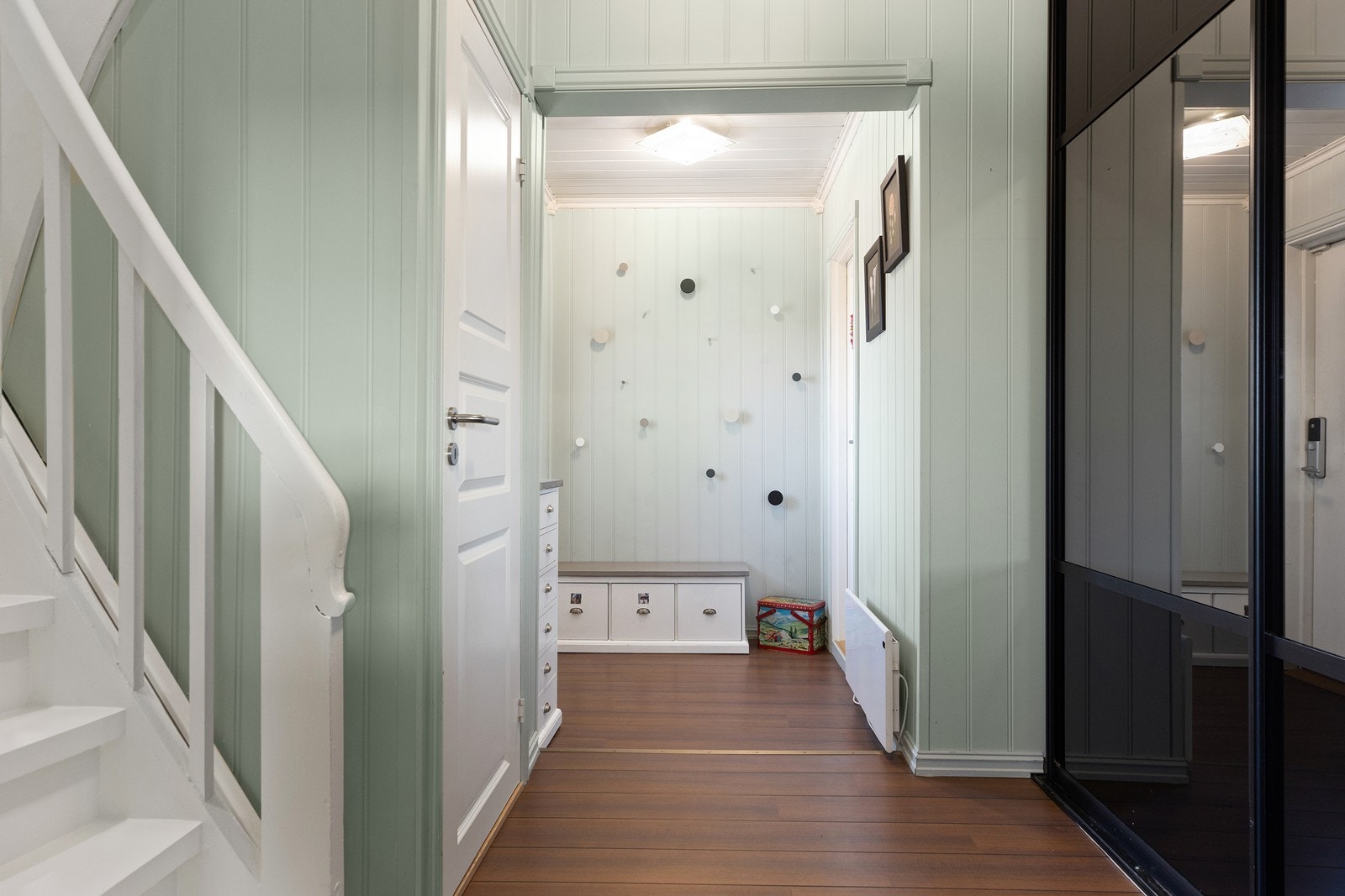 Lys og pen gang med praktisk knaggoppheng, og skyvedørsgarderobe. God plass til oppbevaringsmøbler. Galleribilde