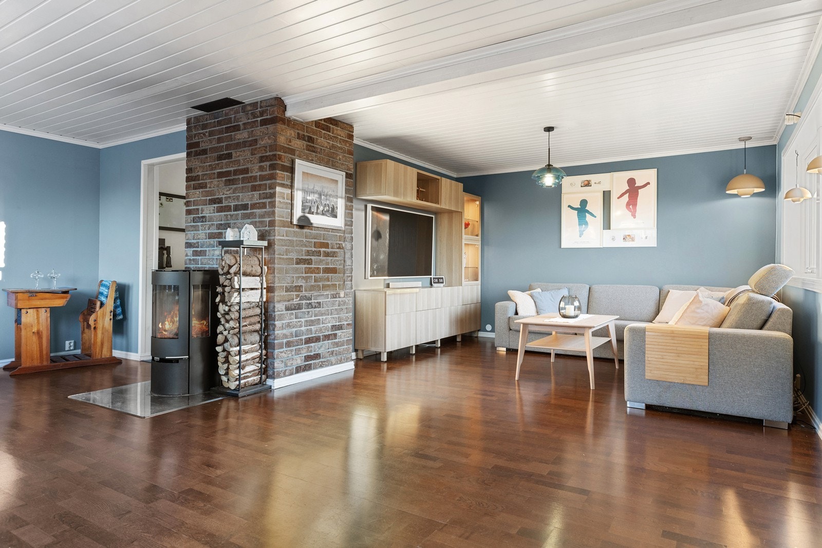 Romslig stue med god plass til soneinndeling. Galleribilde