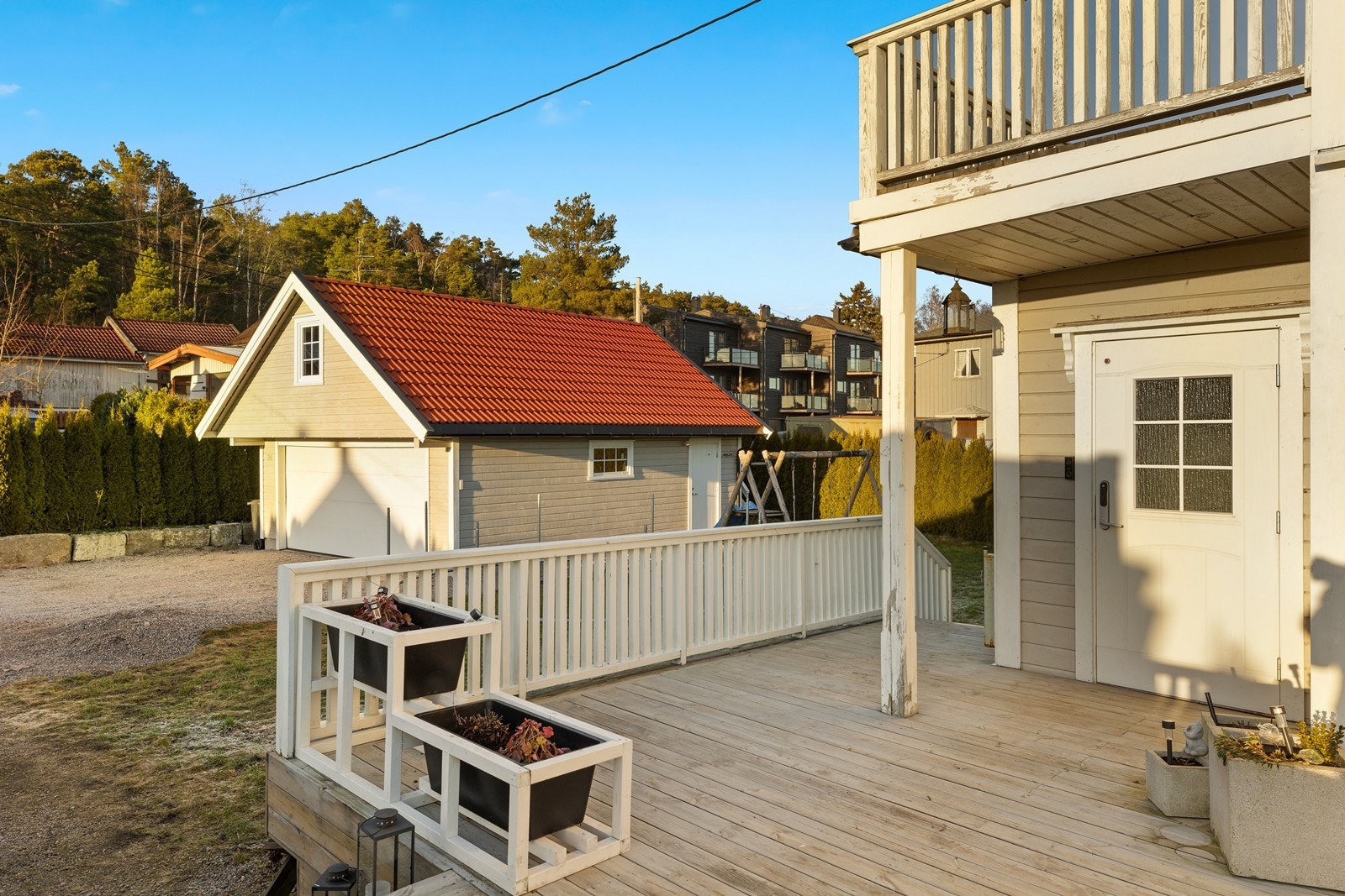 På tomten står en stor enebolig, garasje og redskapsbod. Galleribilde