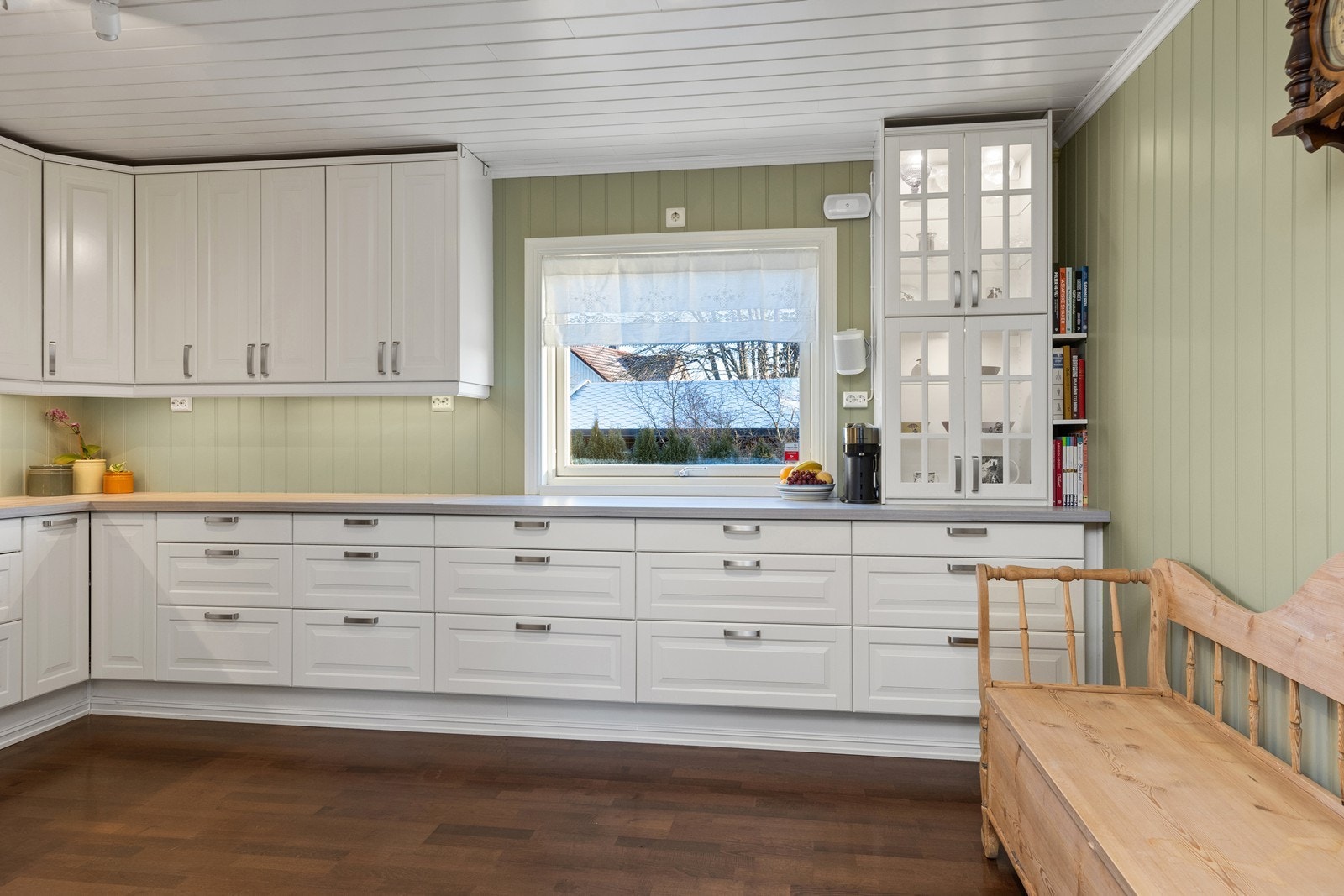 Pent kjøkken med god benk- og skapplass. Galleribilde
