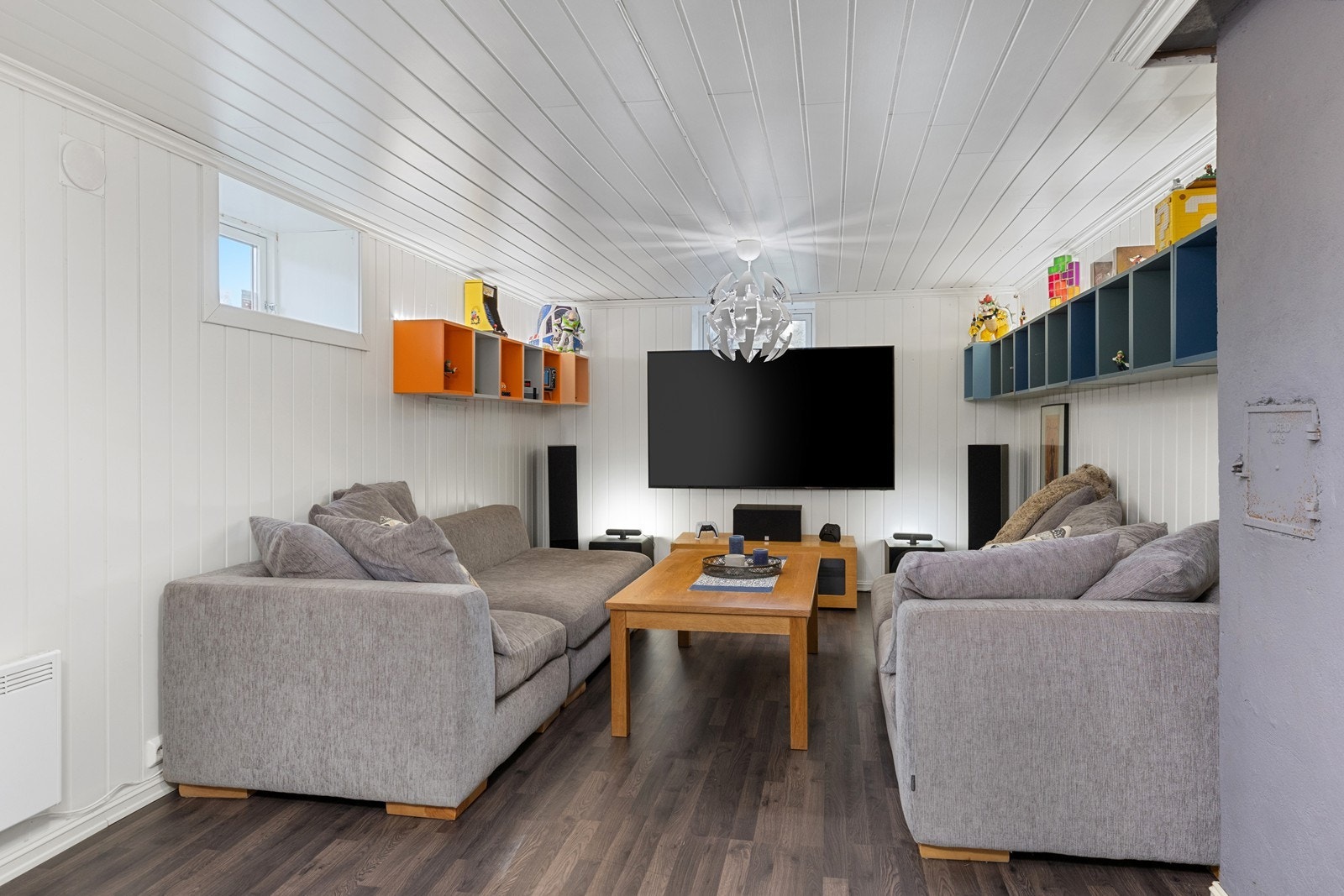 Rom i kjeller, som er innredet som kjellerstue. Galleribilde