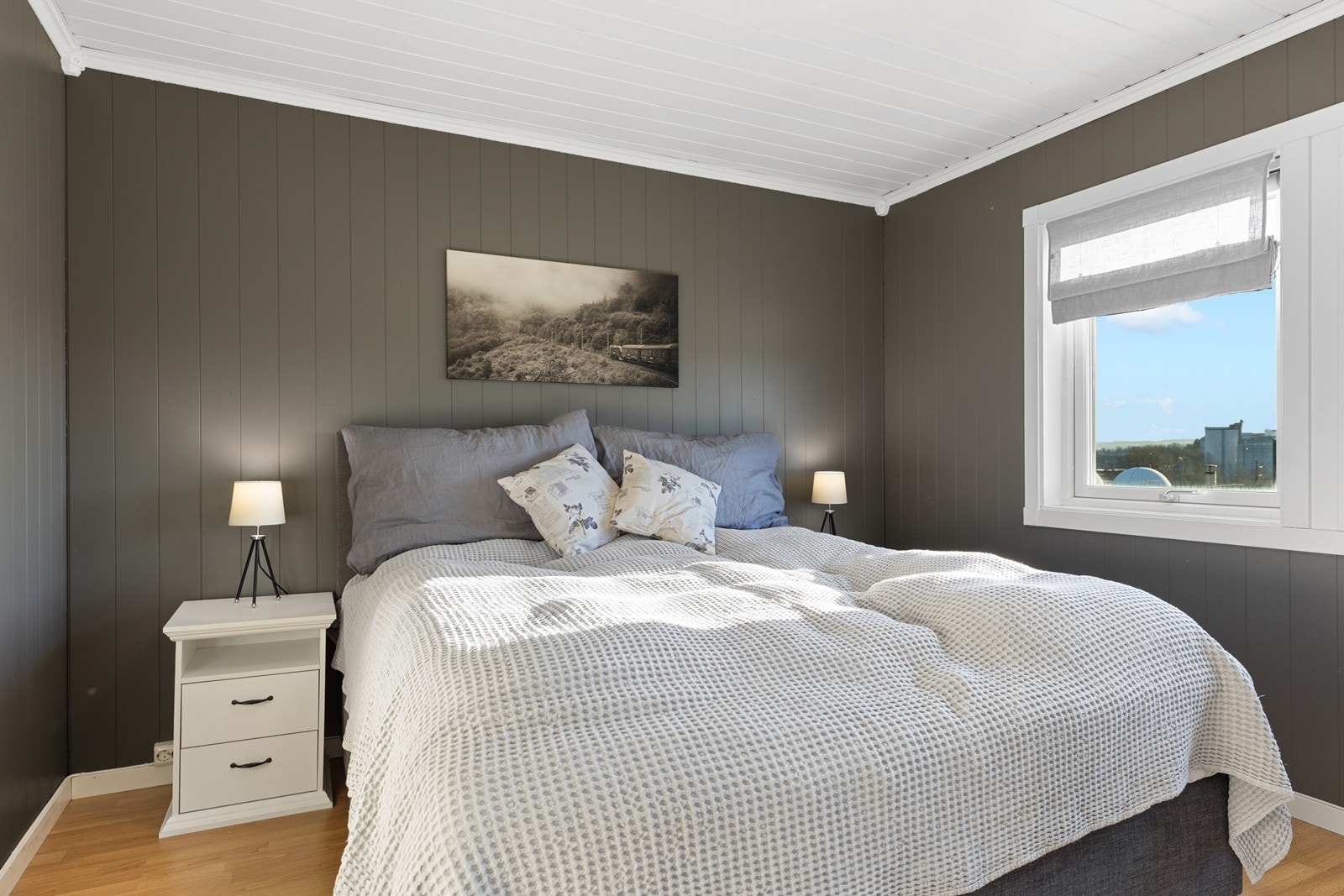 Hovedsoverom - God plass til dobbeltseng og garderobeskap. Galleribilde