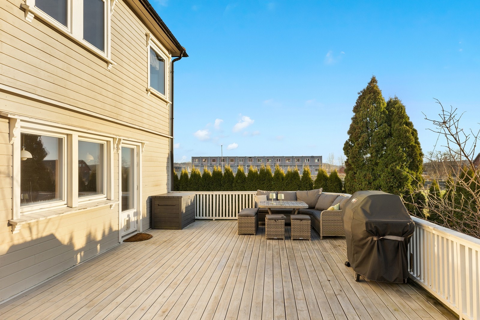 Stor Terrasse med gode solforhold. Galleribilde