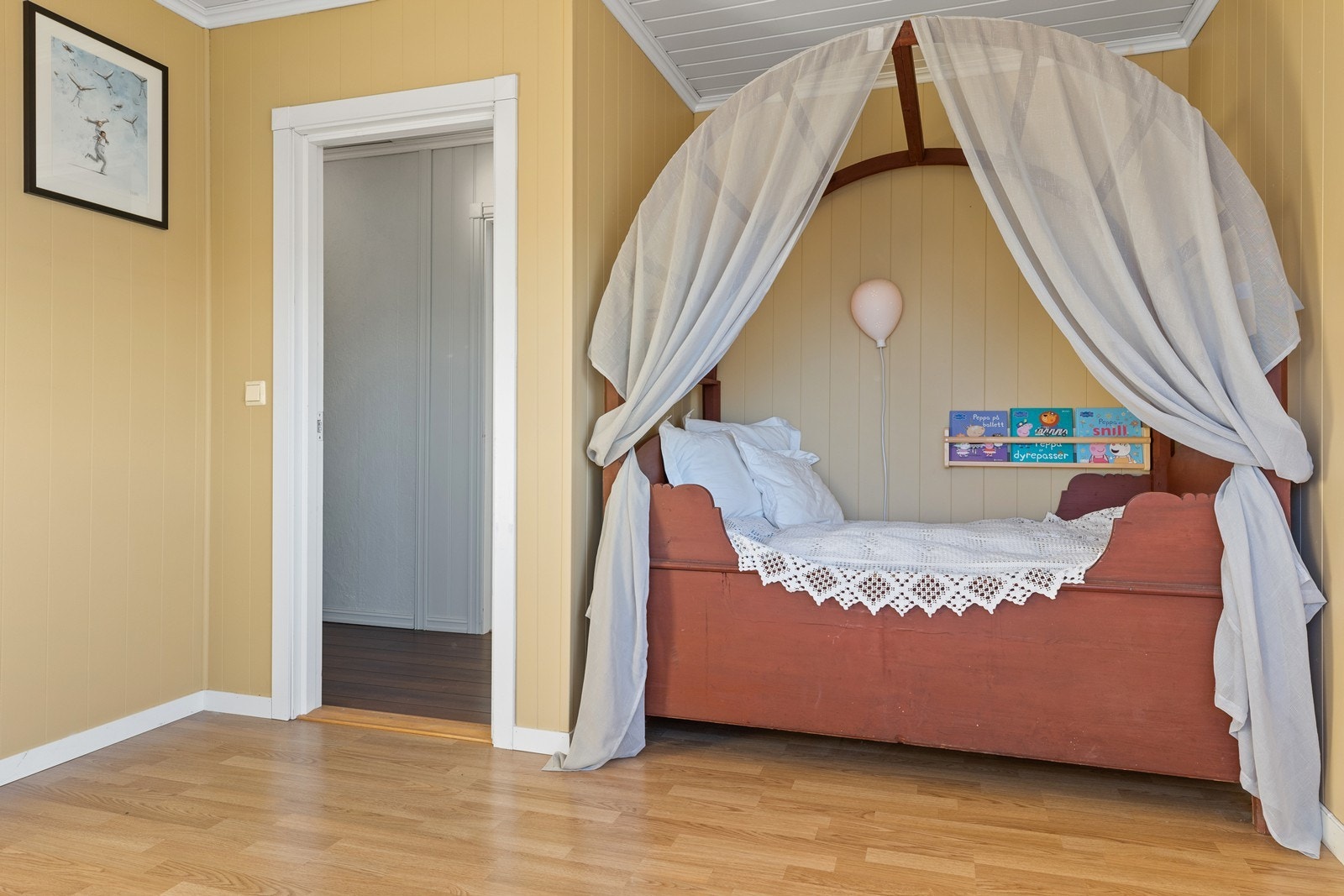 Nisje til seng på soverommet. Galleribilde