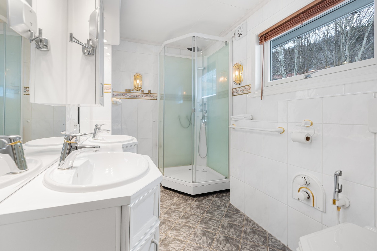 Dusjkabinett, flislagte overflater med varmekabler i gulv. Galleribilde