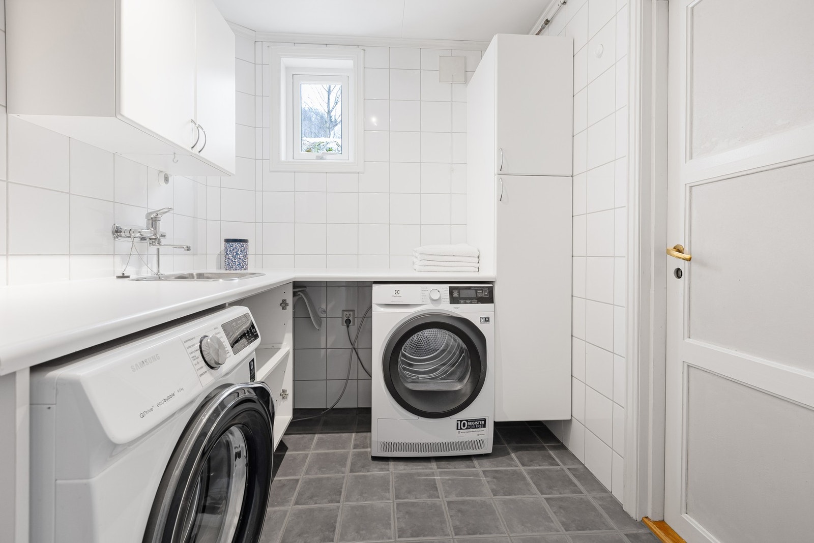 Romslig og praktisk vaskerom i underetasjen. God plass for hvitevarer. Galleribilde