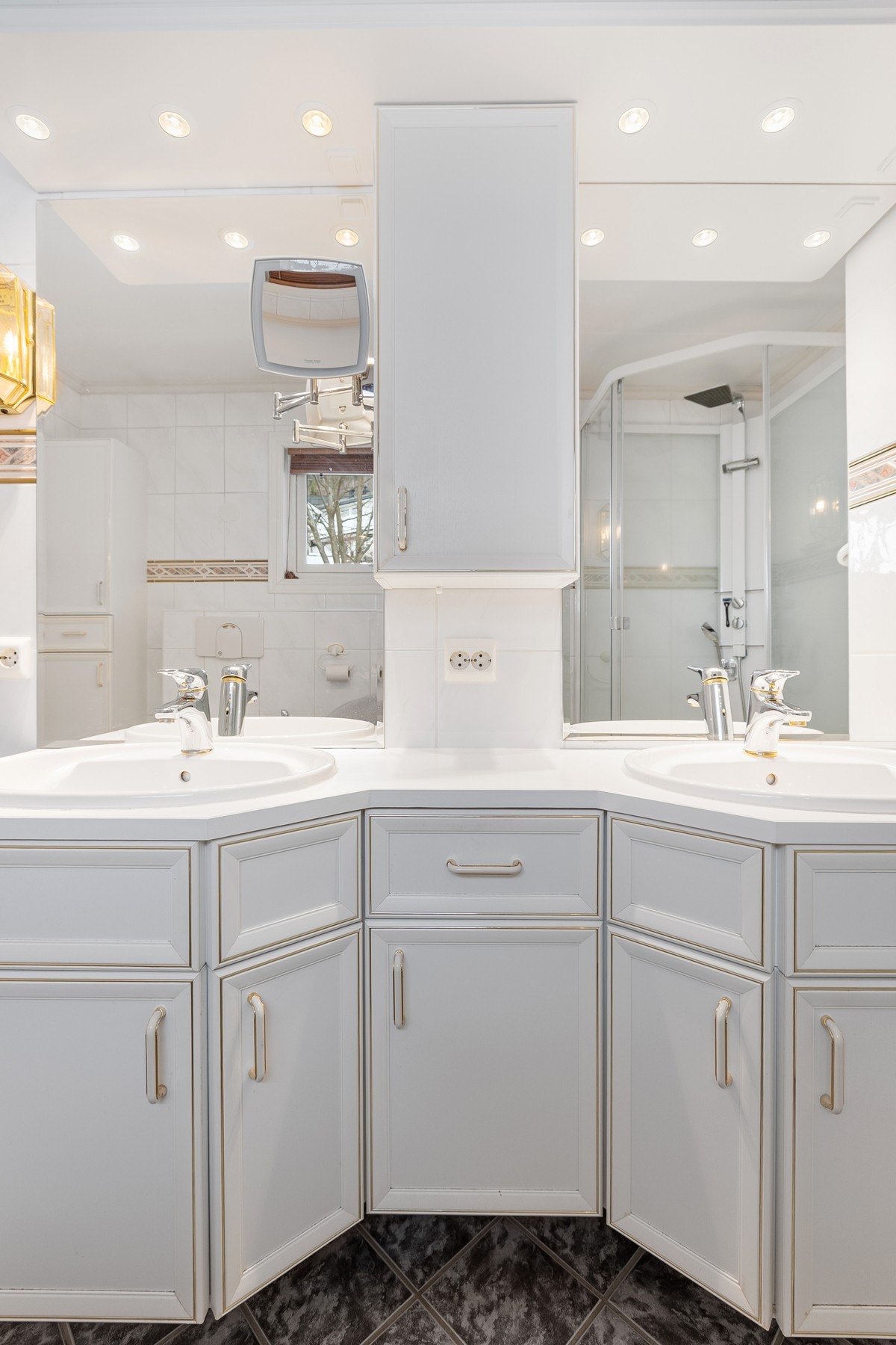 Romslig innredning med 2 servanter, speil og belysning. Galleribilde