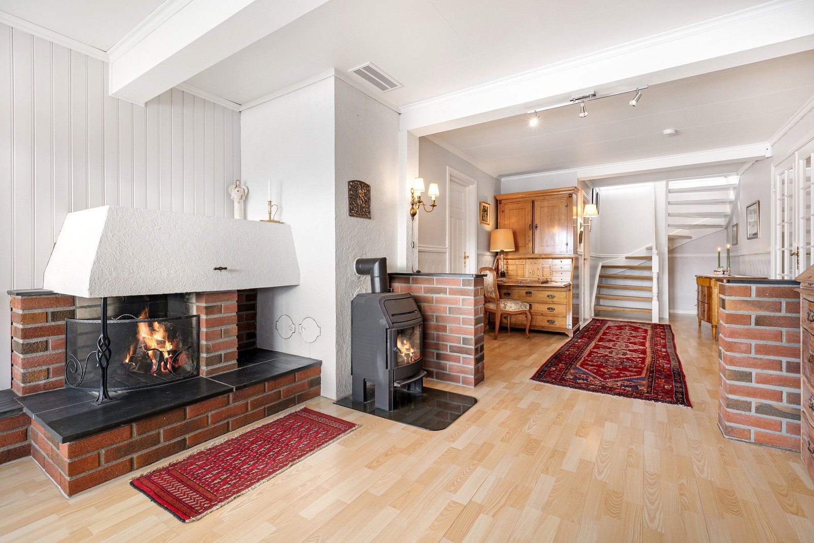 Fra stuen i underetasjen er det trapperom opp til boligens hovedplan. Galleribilde