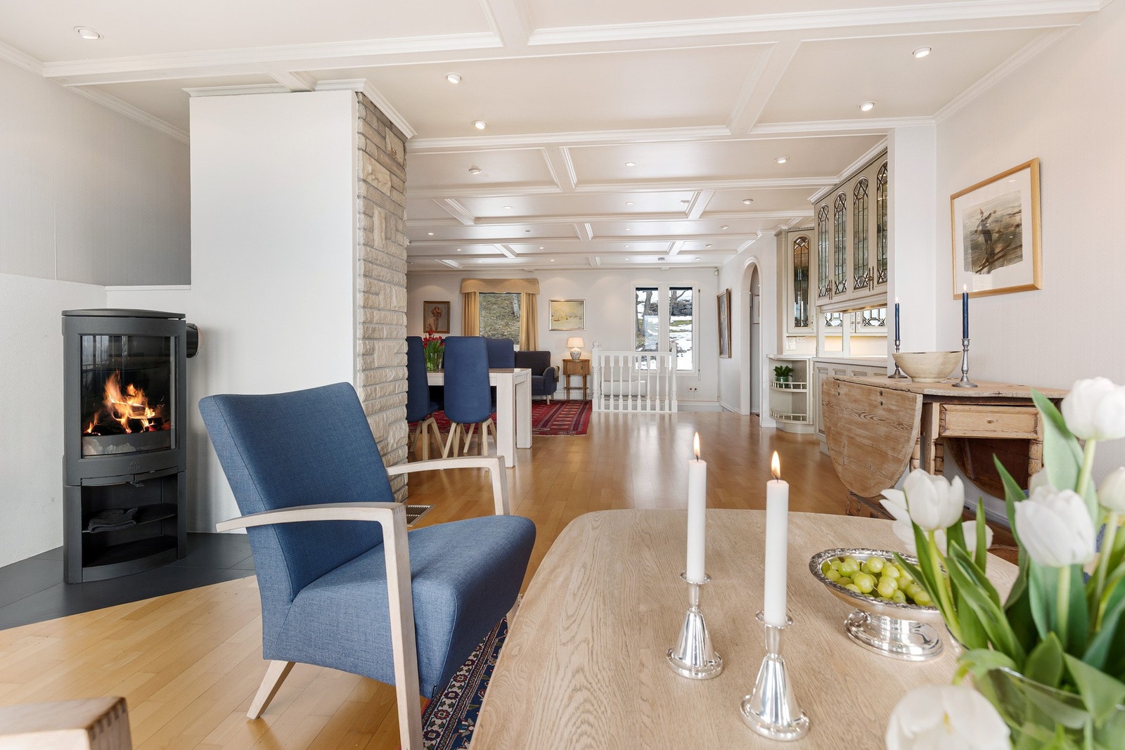 Hovedplanet har gjennomgående lys. Gode møbleringsmuligheter. Galleribilde