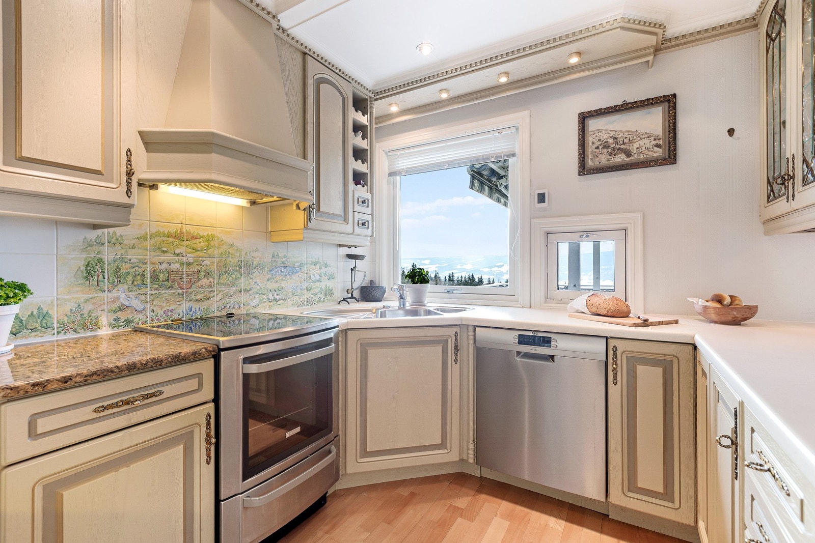 Praktisk kjøkken med dels åpne løsning til spisestuedelen. Galleribilde