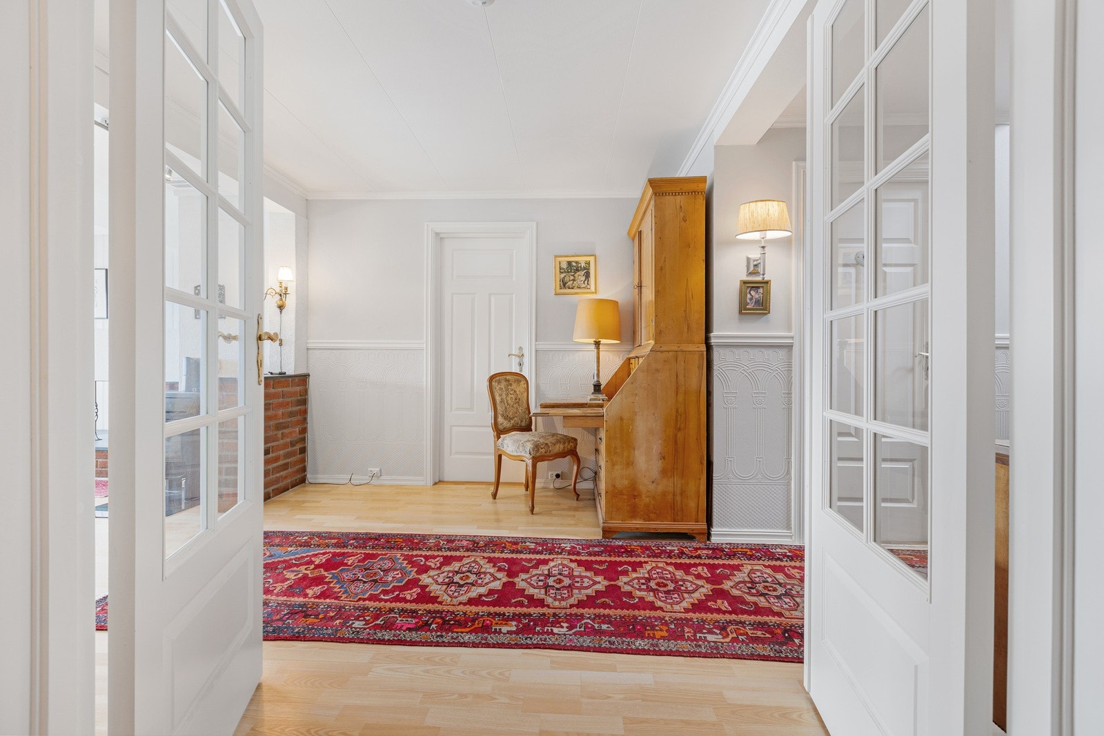 Fra entreen er det direkte tilgang til hyggelig stue/oppholdsrom. Galleribilde