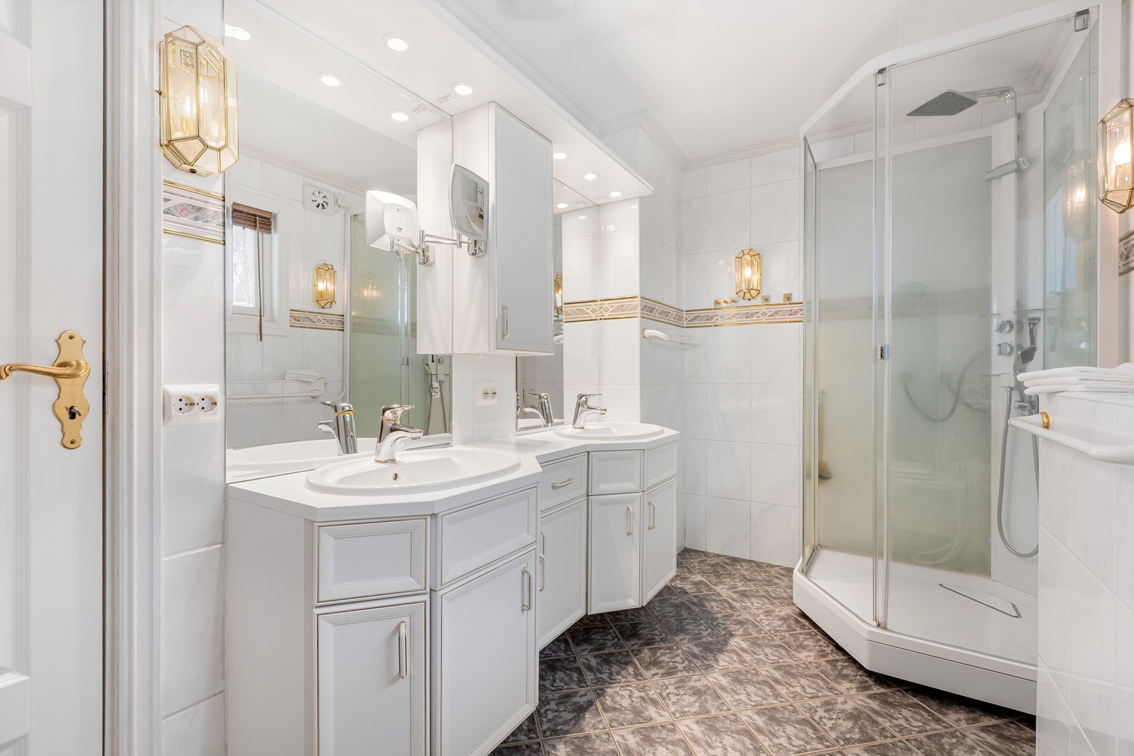 Badet i 1. etasje - innredet med doble servanter, speil og belysning. Galleribilde