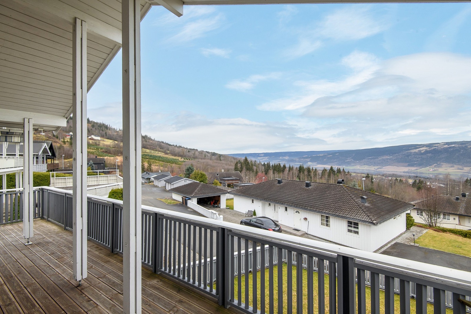 Utsikt sørover mot Mjøsa og Vingromsåsen. Galleribilde