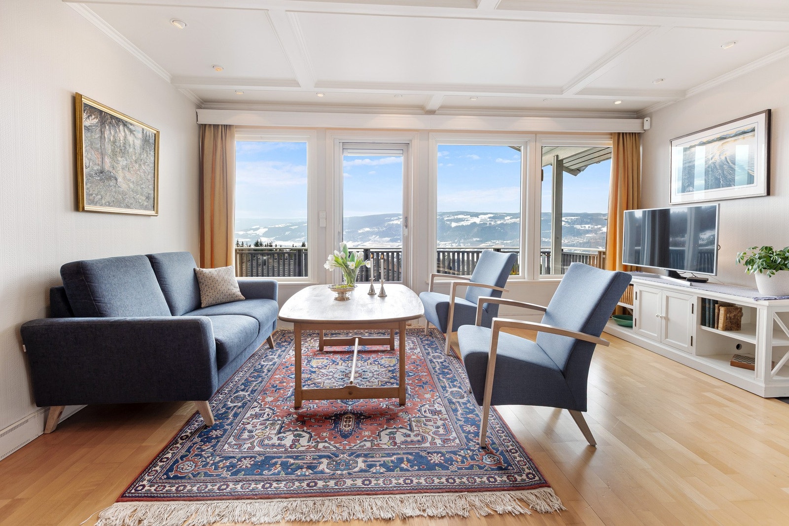 Sofagruppen er plassert opp mot de vestvendte vinduene. Herfra er det nydelig utsikt og solforhold. Galleribilde