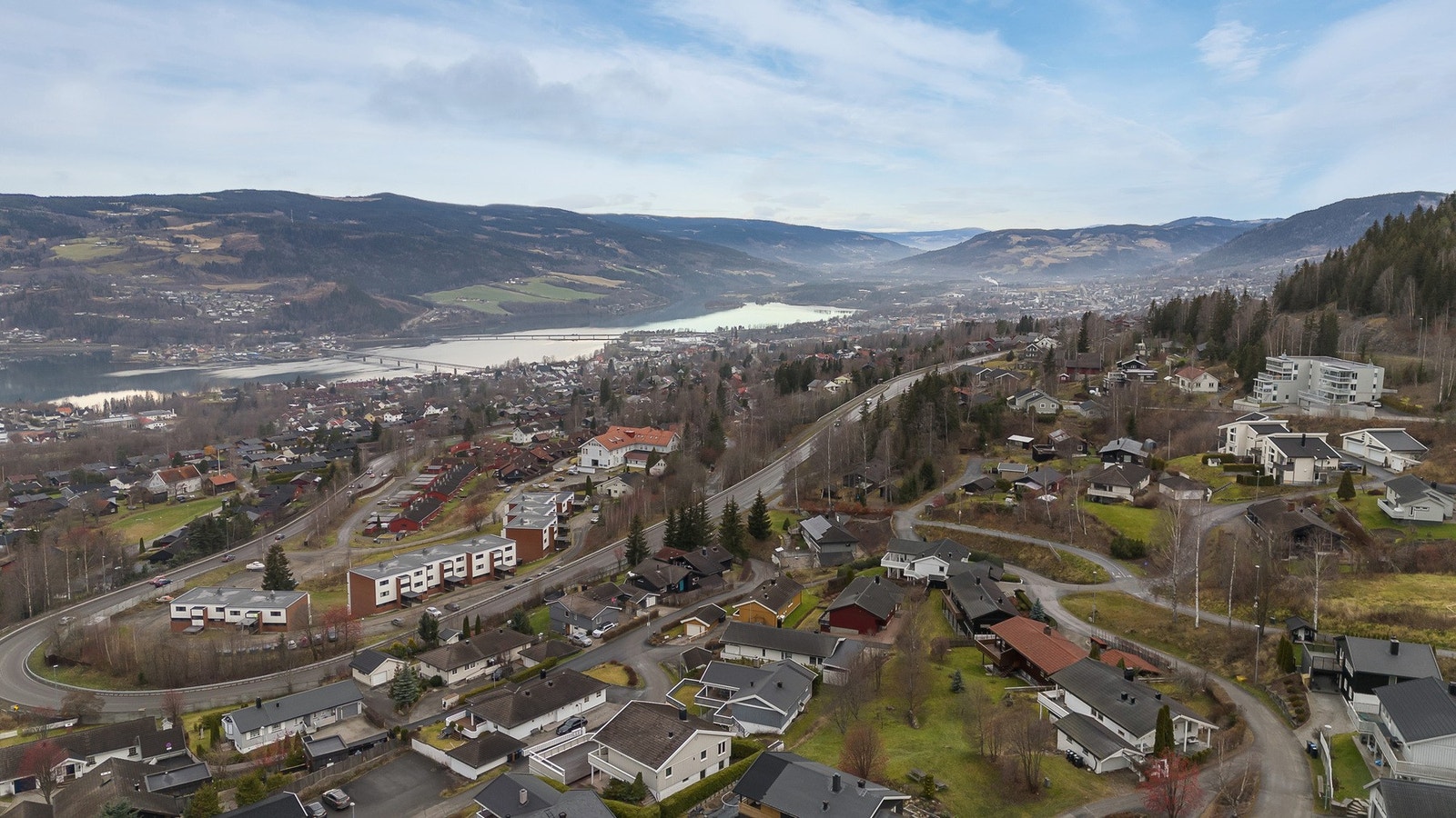 Fra eiendommen er det kort avstand til bussholdeplass i Messenlivegen. Denne ligger rett bakenfor blokkene i Bakkalykkja. Galleribilde