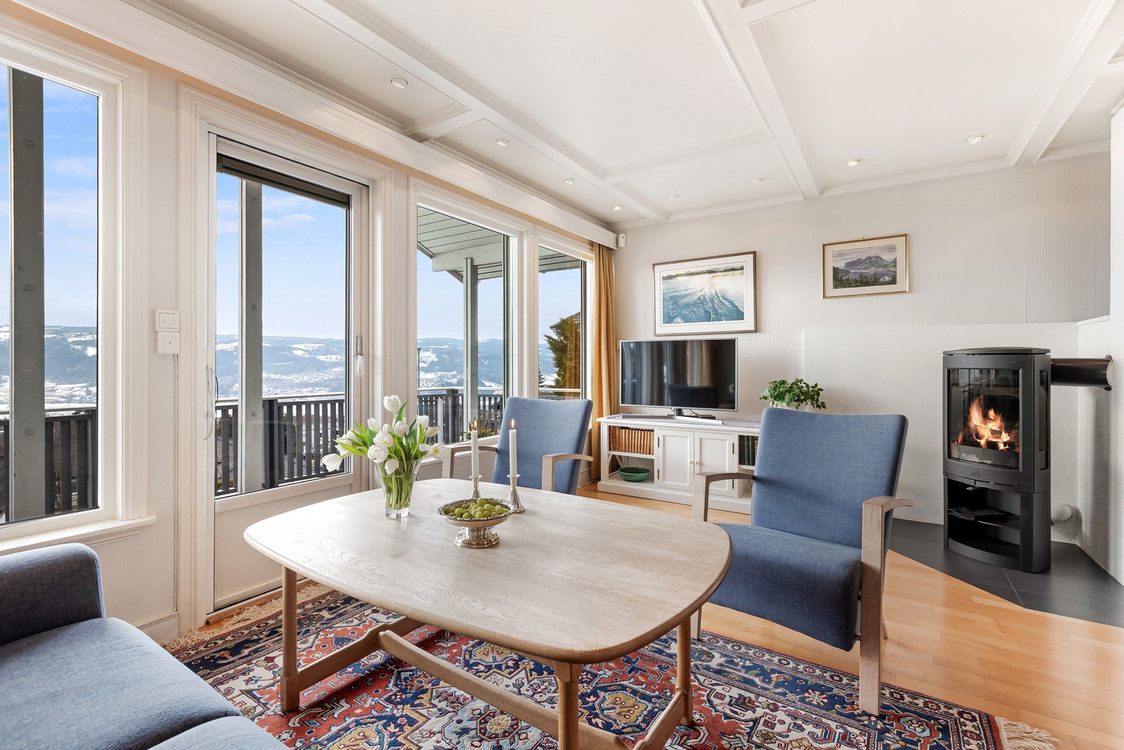 I tilknytning til stua er det installert en moderne og varmeeffektiv peisovn. Galleribilde