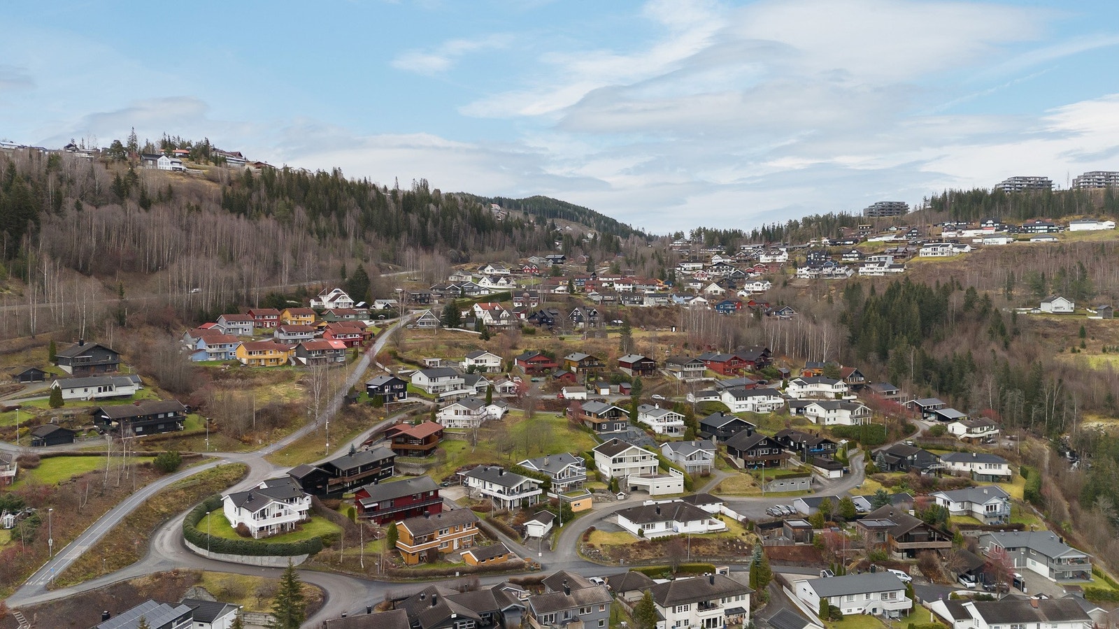 Området er bebygget med eneboliger fra sendt 70, tidlig 80-tallet. Etablert og meget barnevennlige omgivelser. Galleribilde