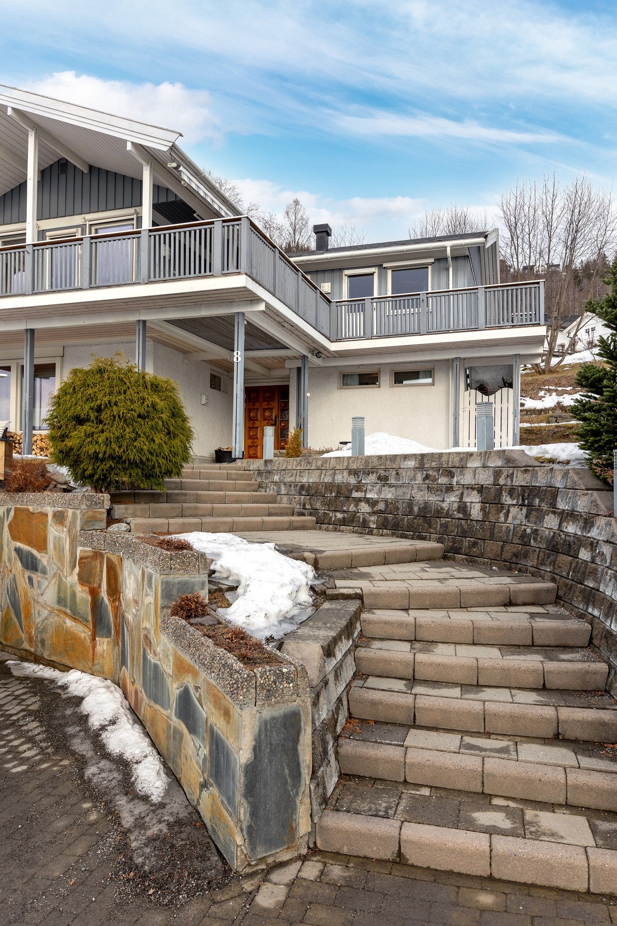 Påkostet og pent opparbeidede utearealer på eiendommen. Galleribilde