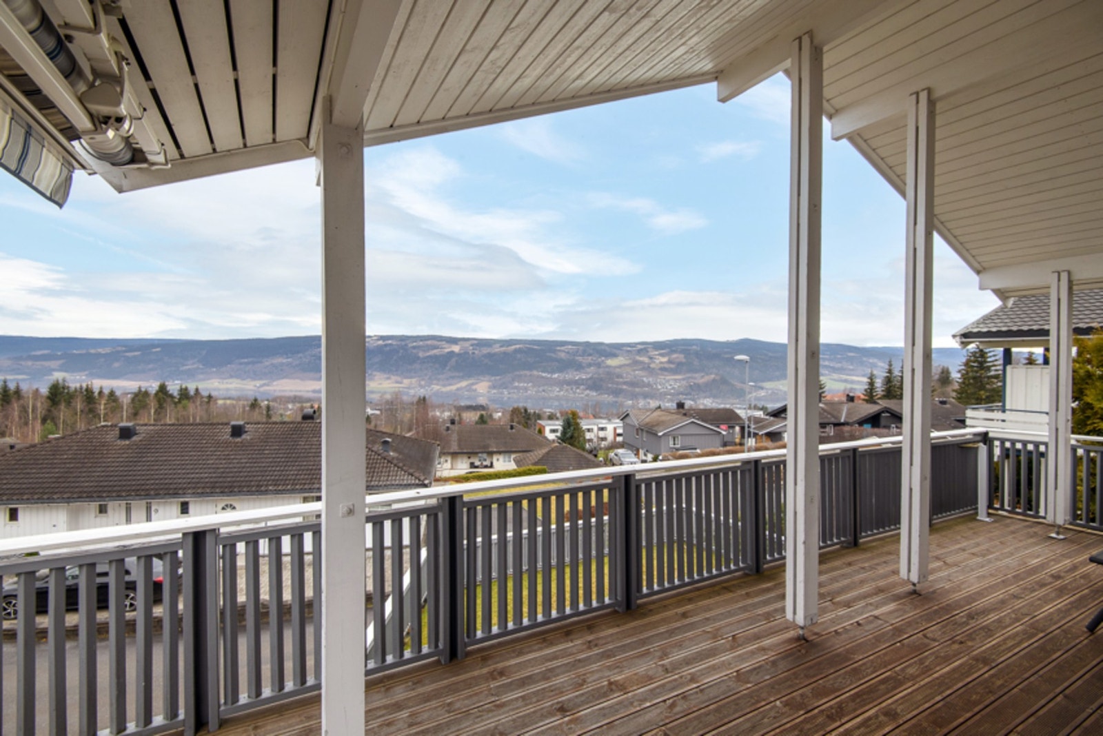 Lunt og overbygget del av verandaen. Flotte sol og utsiktsforhold herfra. Galleribilde
