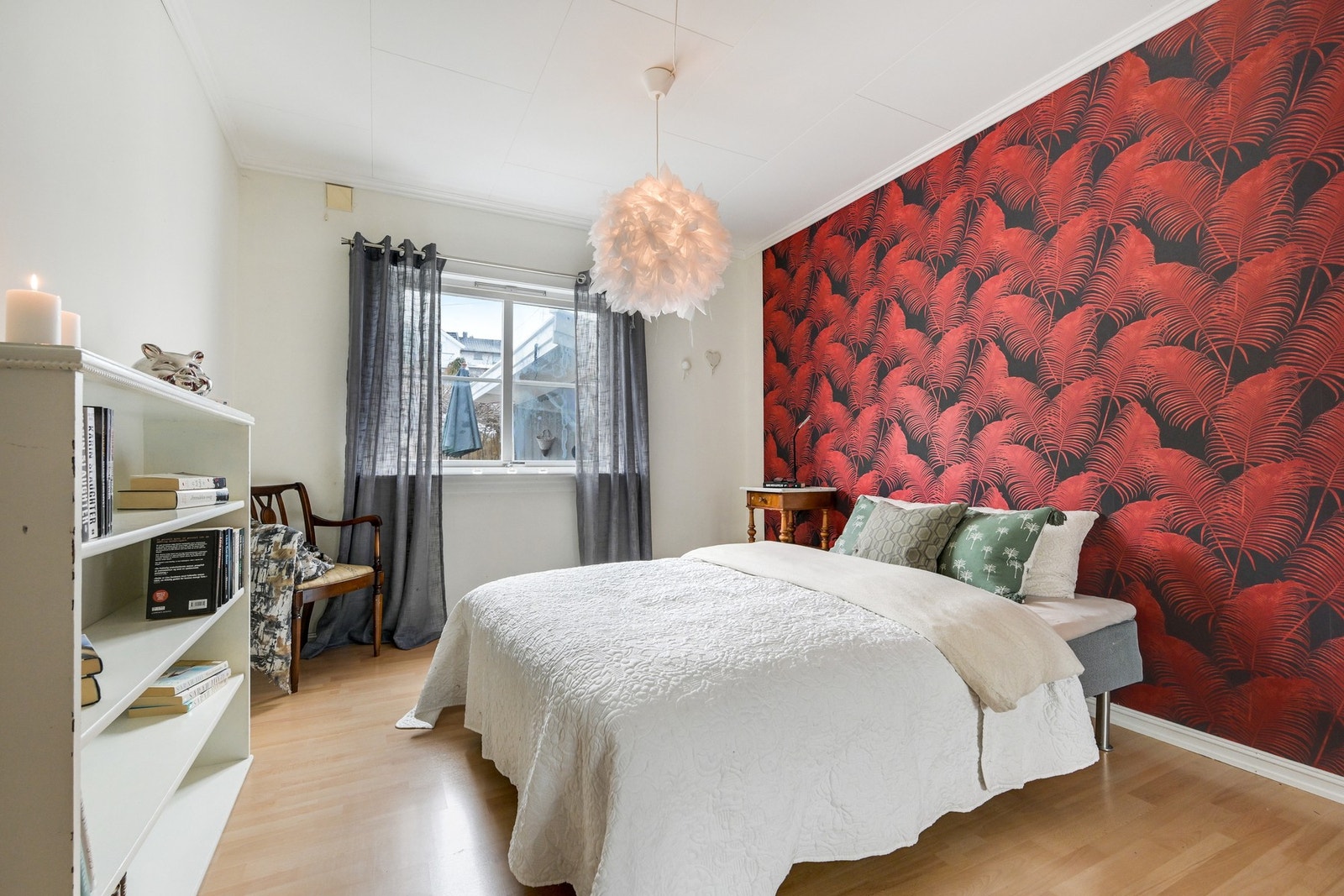 Det er to soverom i hovedetasjen Galleribilde