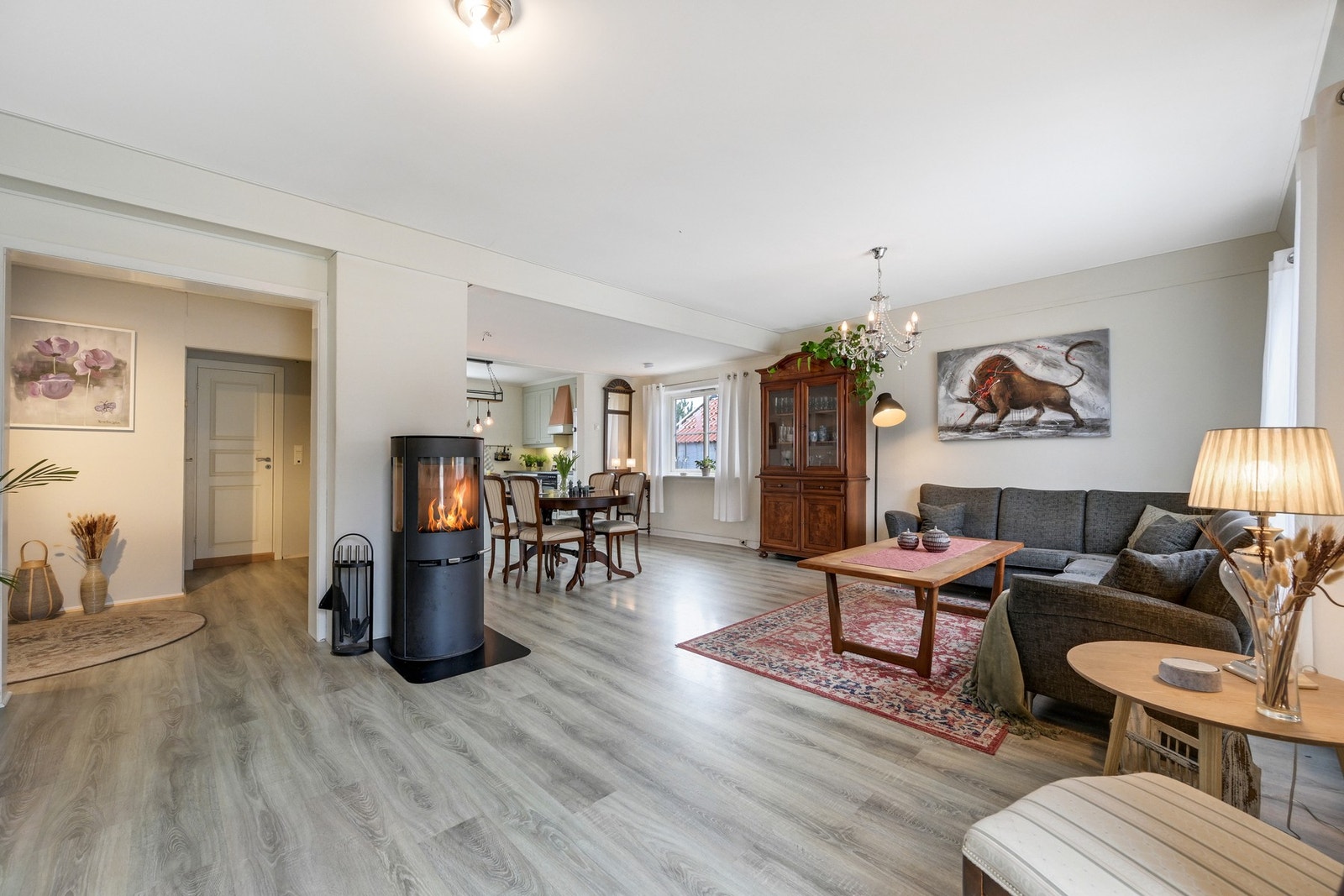 Inn terrassedøren til en store stuen Galleribilde